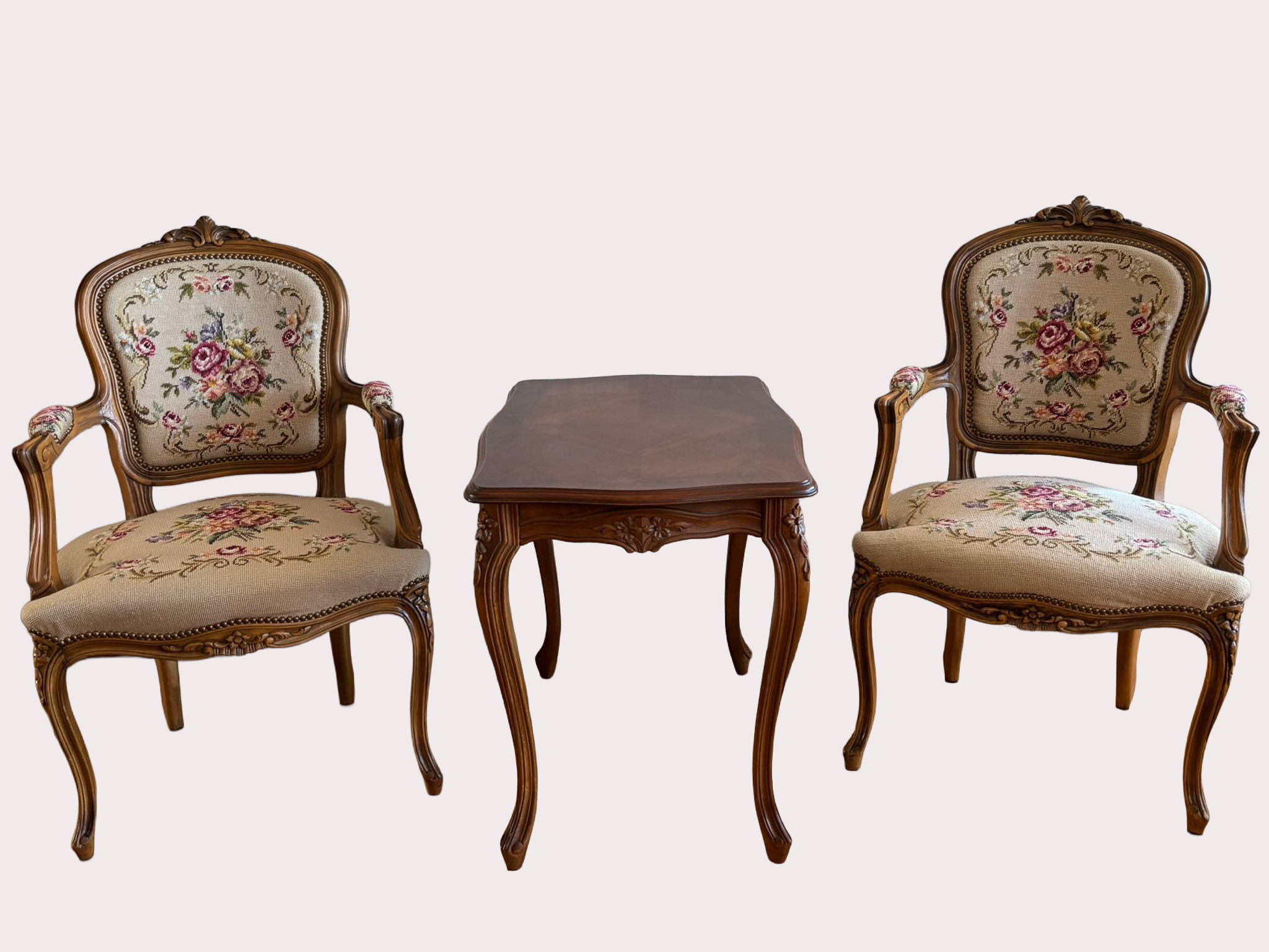 KARMSTOLAR med broderad sits och rygg, samt bord, rokokostil 1900- talets andra hälft.