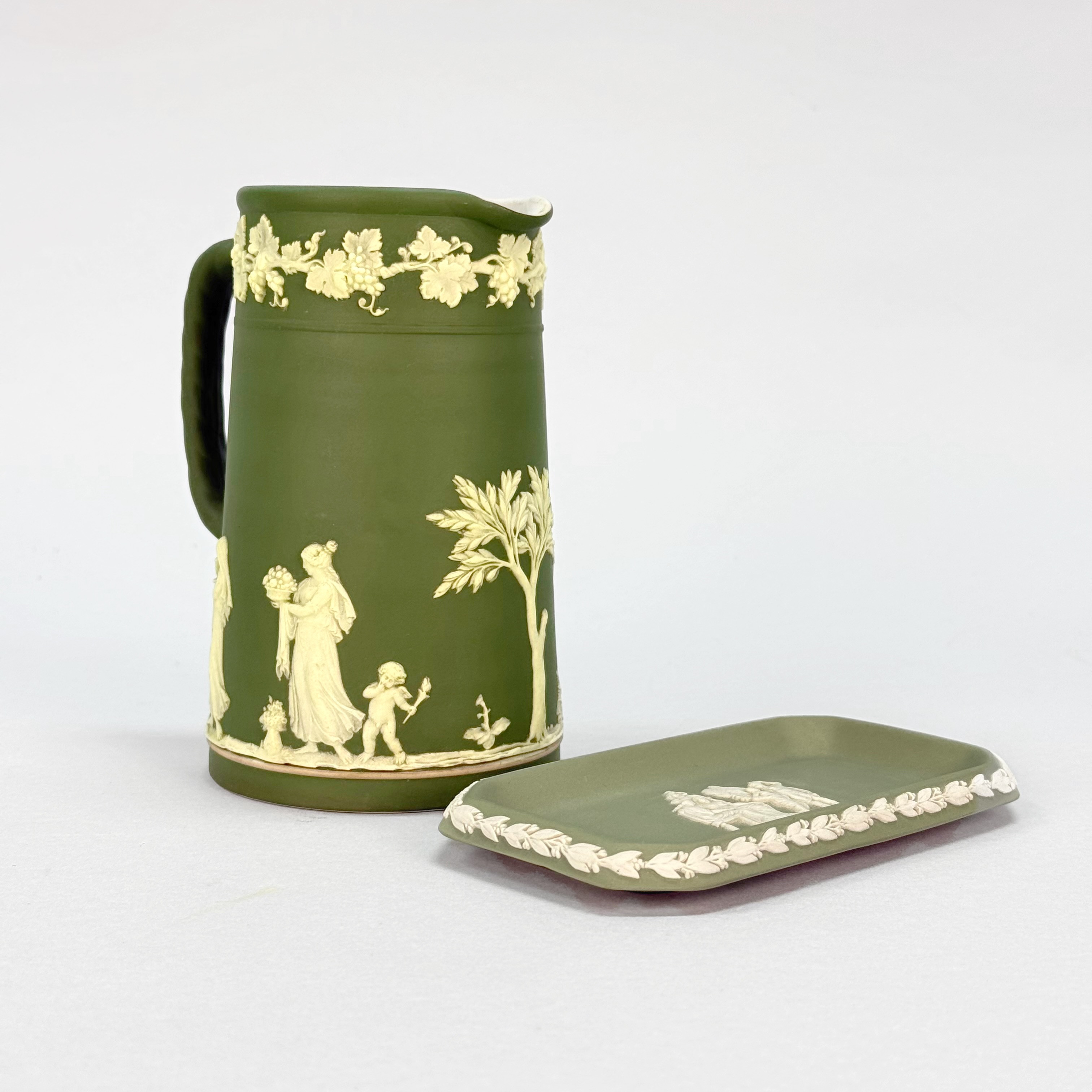 TILLBRINGARE /JASPISVAS & FAT “Icarus and Daedalus” Wedgwood biskvi porslin, stämplat under, mitten av 1900 talet.