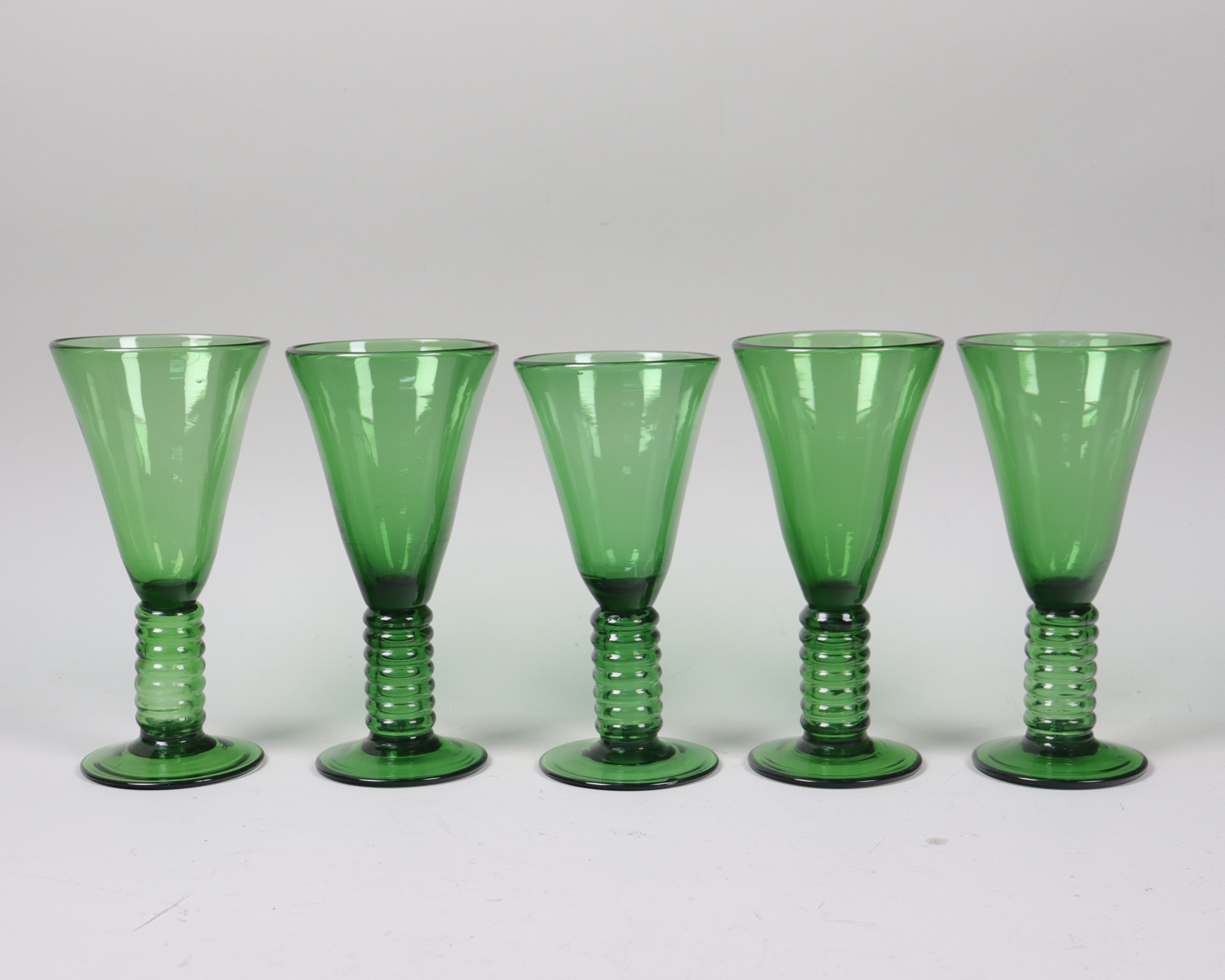 VINGLAS, troligen Reijmyre Glasbruk, grönt glas, 5 st.