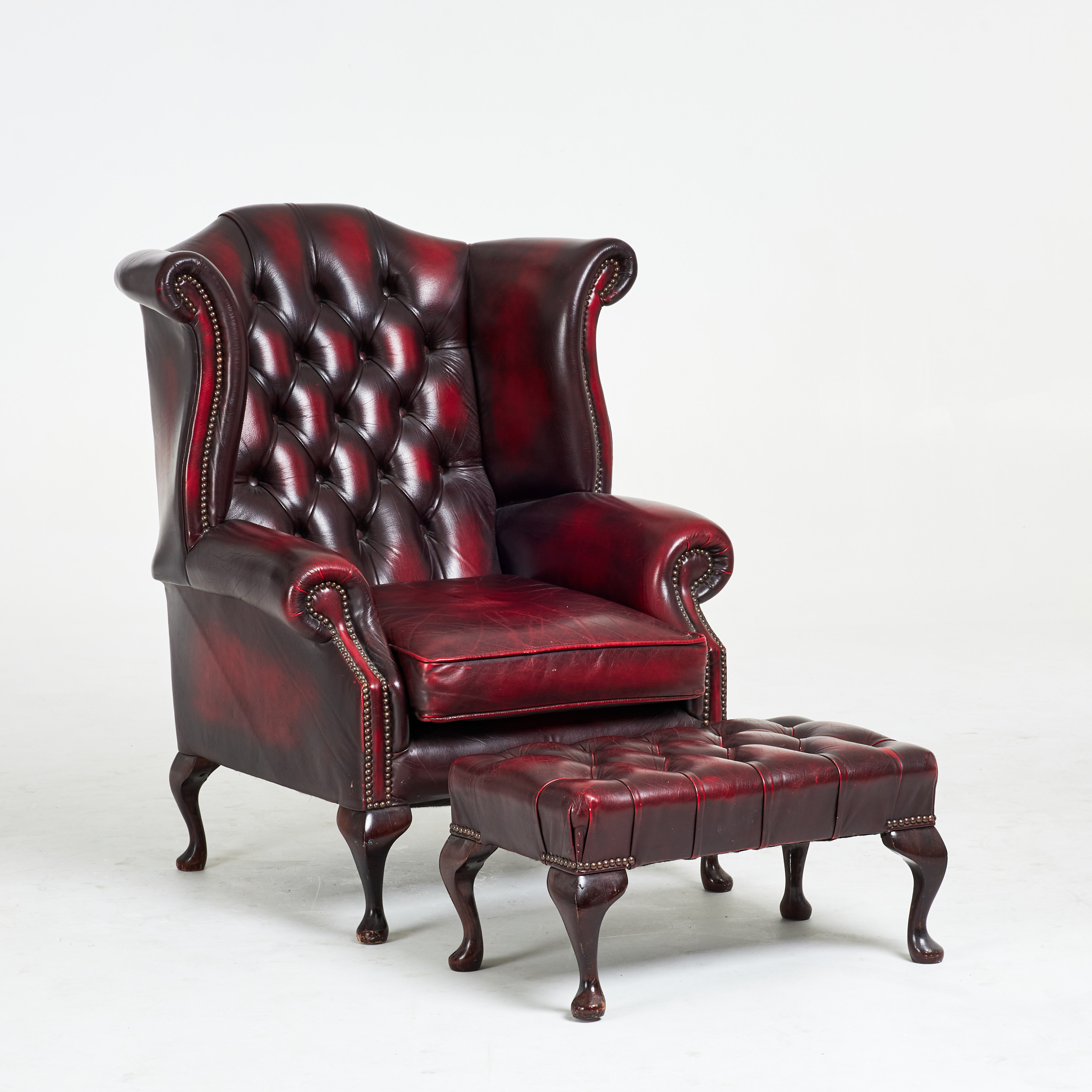 ÖRONLAPPSFÅTÖLJ, PALL, skinnklädsel, pärlspikad dekor, engelsk stil, 1900-talets andra hälft.
