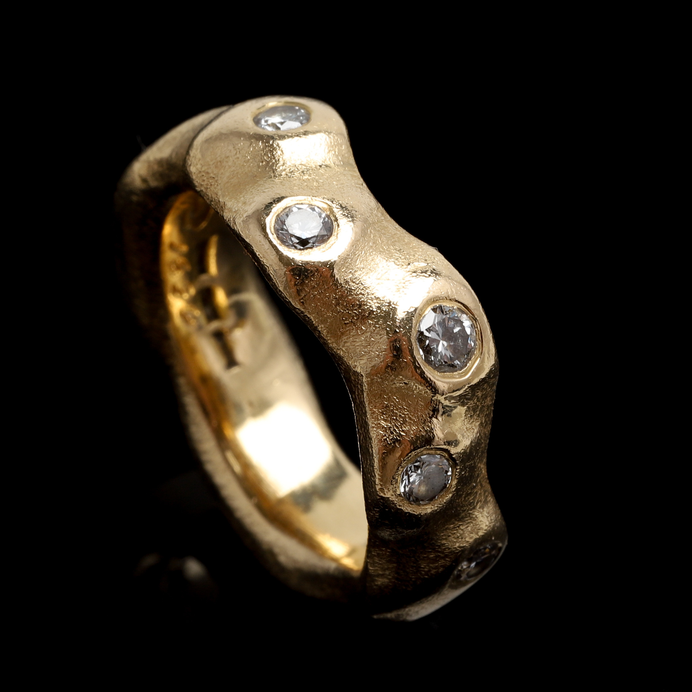 CLAES LILJEROTH, ring, 18K guld. Briljanter 5 st, 1 st ca 0,11 ct samt 4 st á 0,07 ct. Vikt ca 17,5 gram.