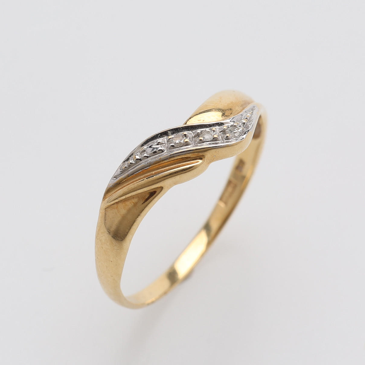 RING 18K GULD MED SMÅ DIAMANTER, VIKT CA 1,1 GRAM.