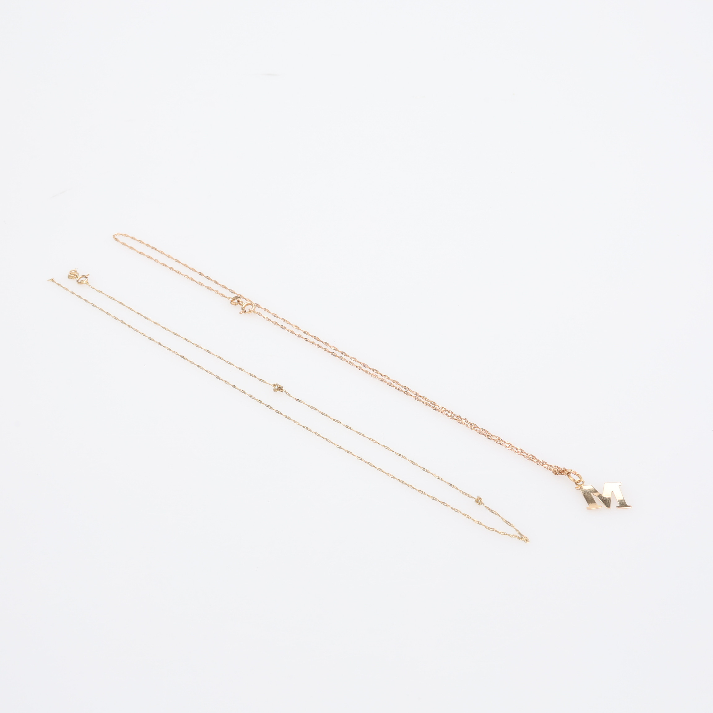 HALSKEDJOR, TVÅ STYCKEN, VARAV EN MED HÄNGE, 18K GULD, TOTAL VIKT CA 2,6 GRAM.