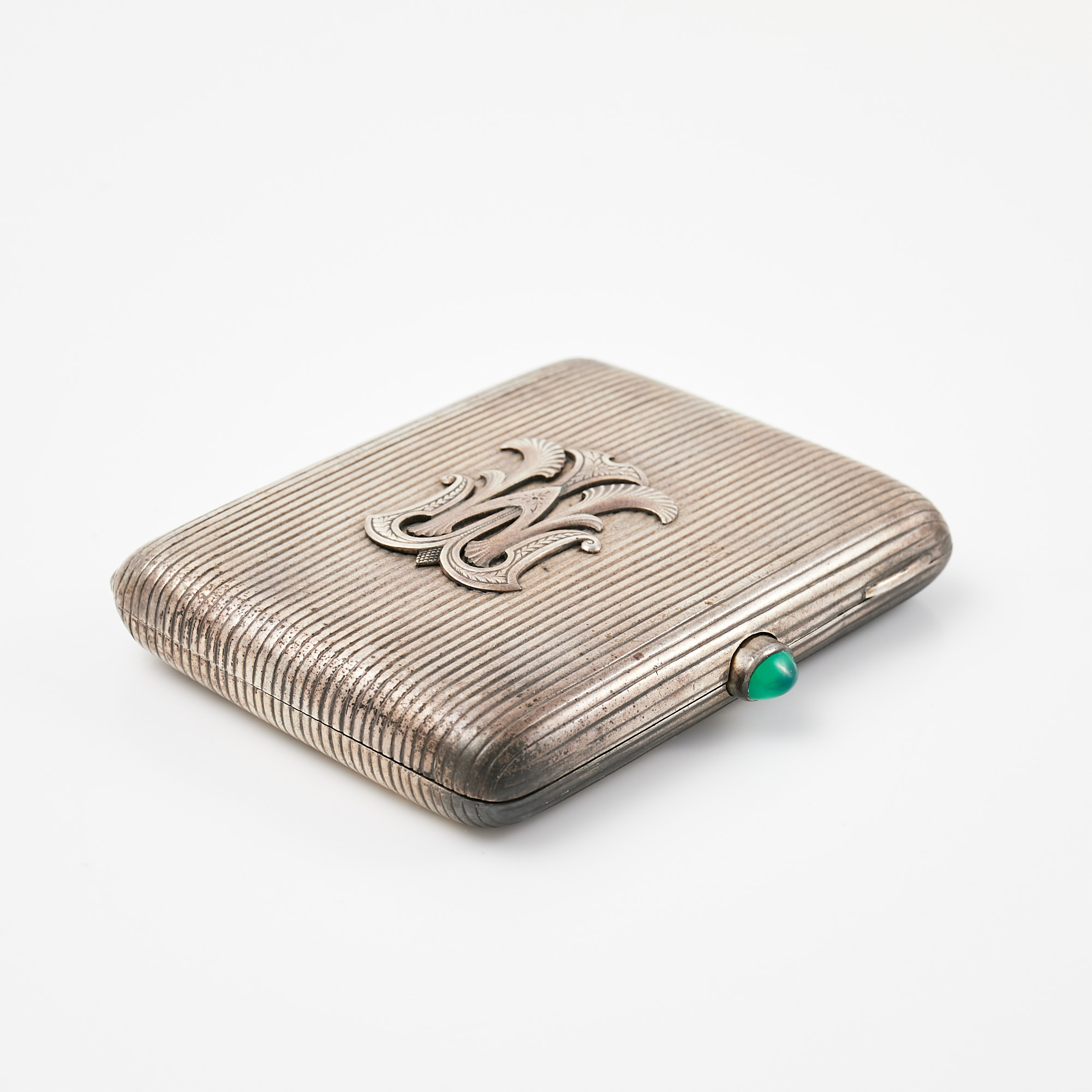 CIGARETTETUI, silver, 11:e Artellen, Moskva, Ryssland 1899 - 1908, dekor av krysopras, invändig förgylld, monogramdekor.