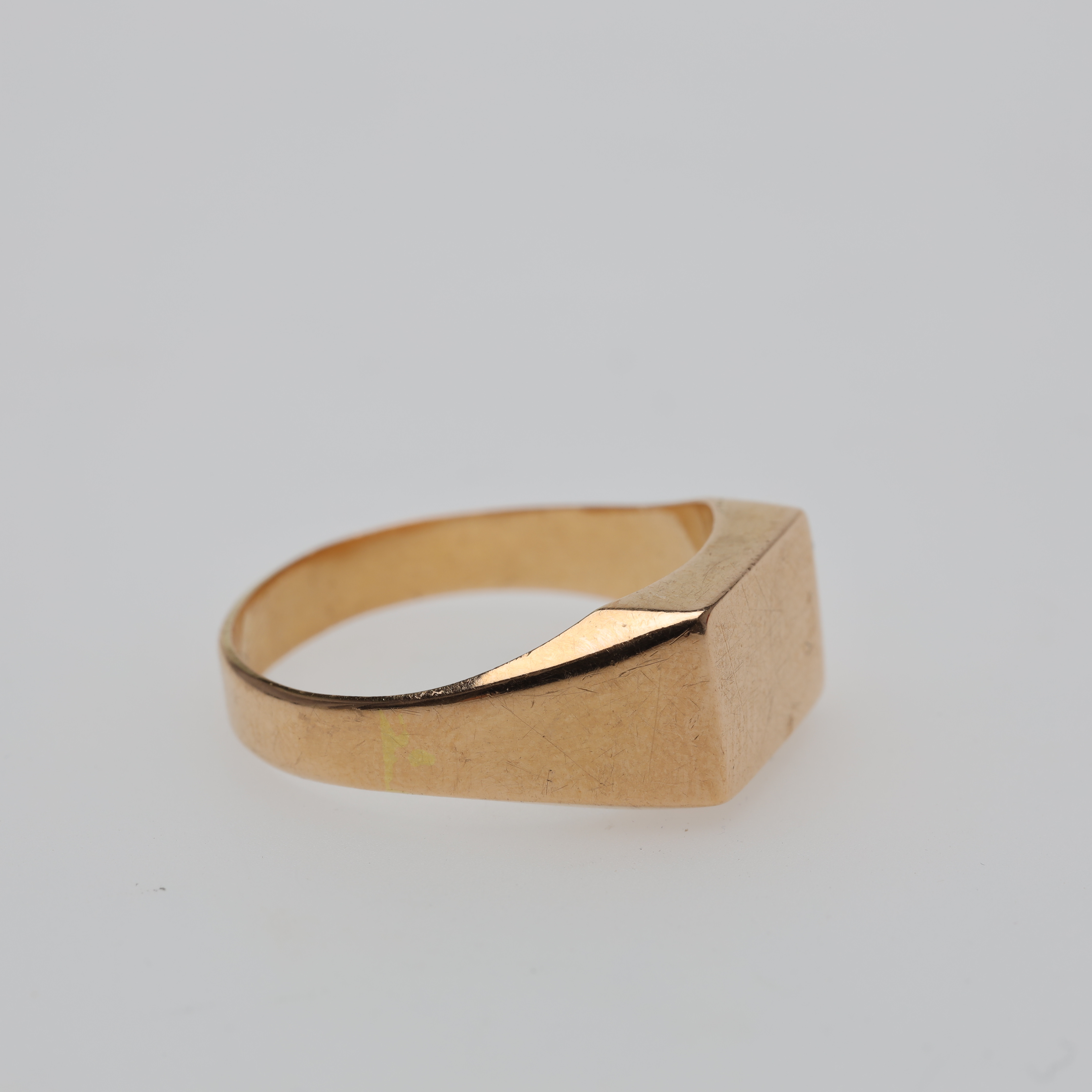 KLACKRING 18K guld vikt ca 2,9 gram.
