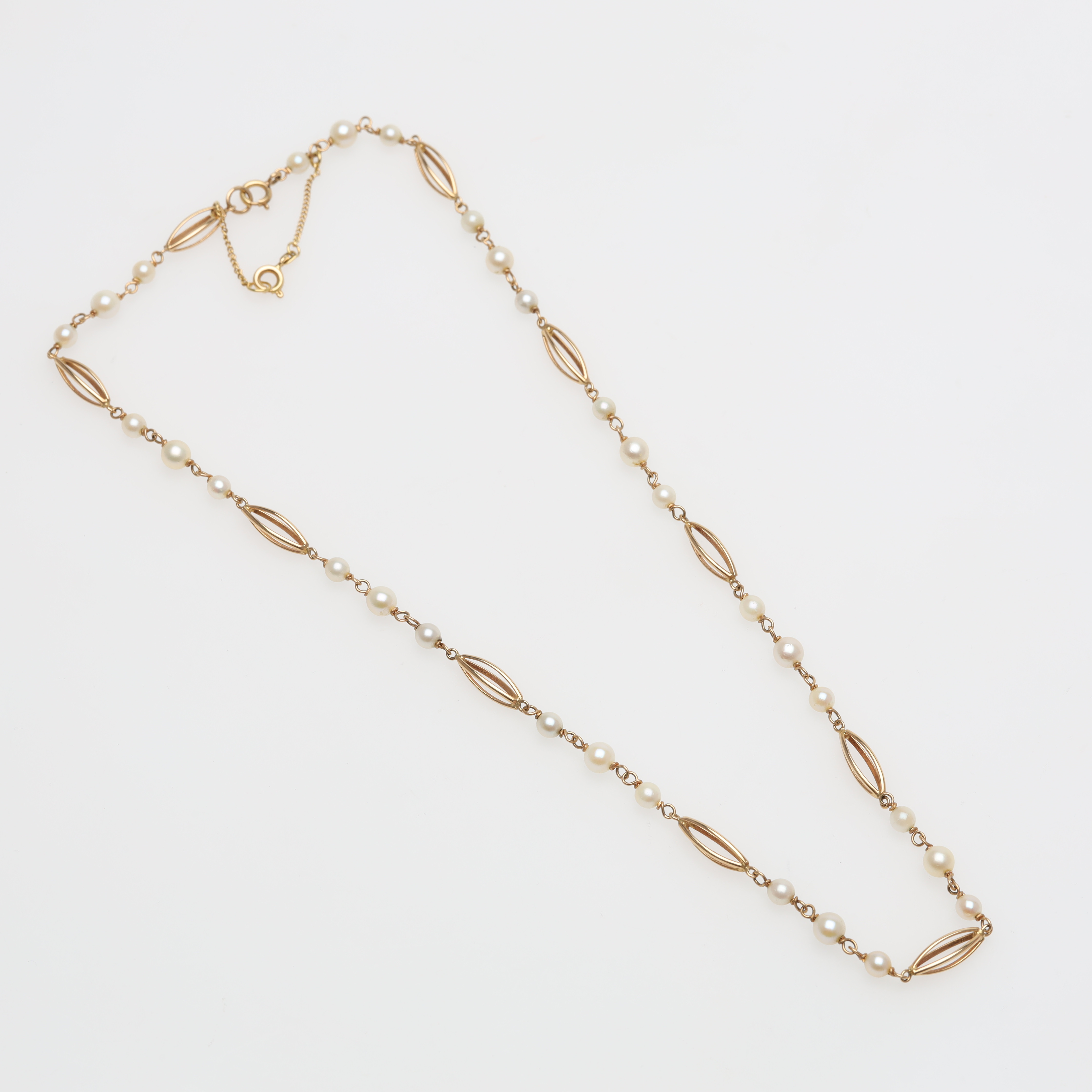 HALSSMYCKE med pärlor 18K guld bruttovikt ca 8,1 gram.