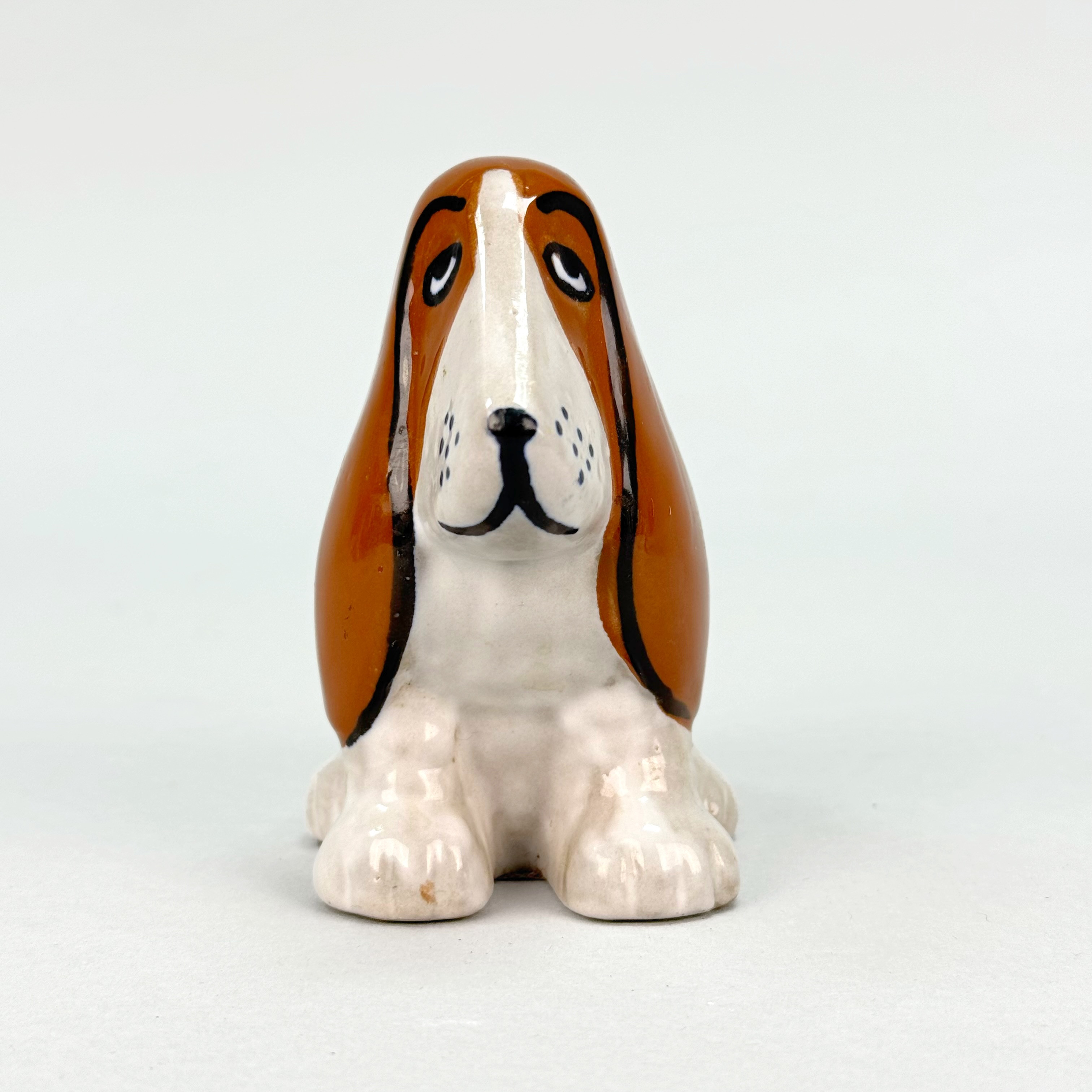 LISA LARSON. Figurin, "Bassett", ur serien Vov, stengods, för Åhlens, Gustavsberg, 1980-tal.