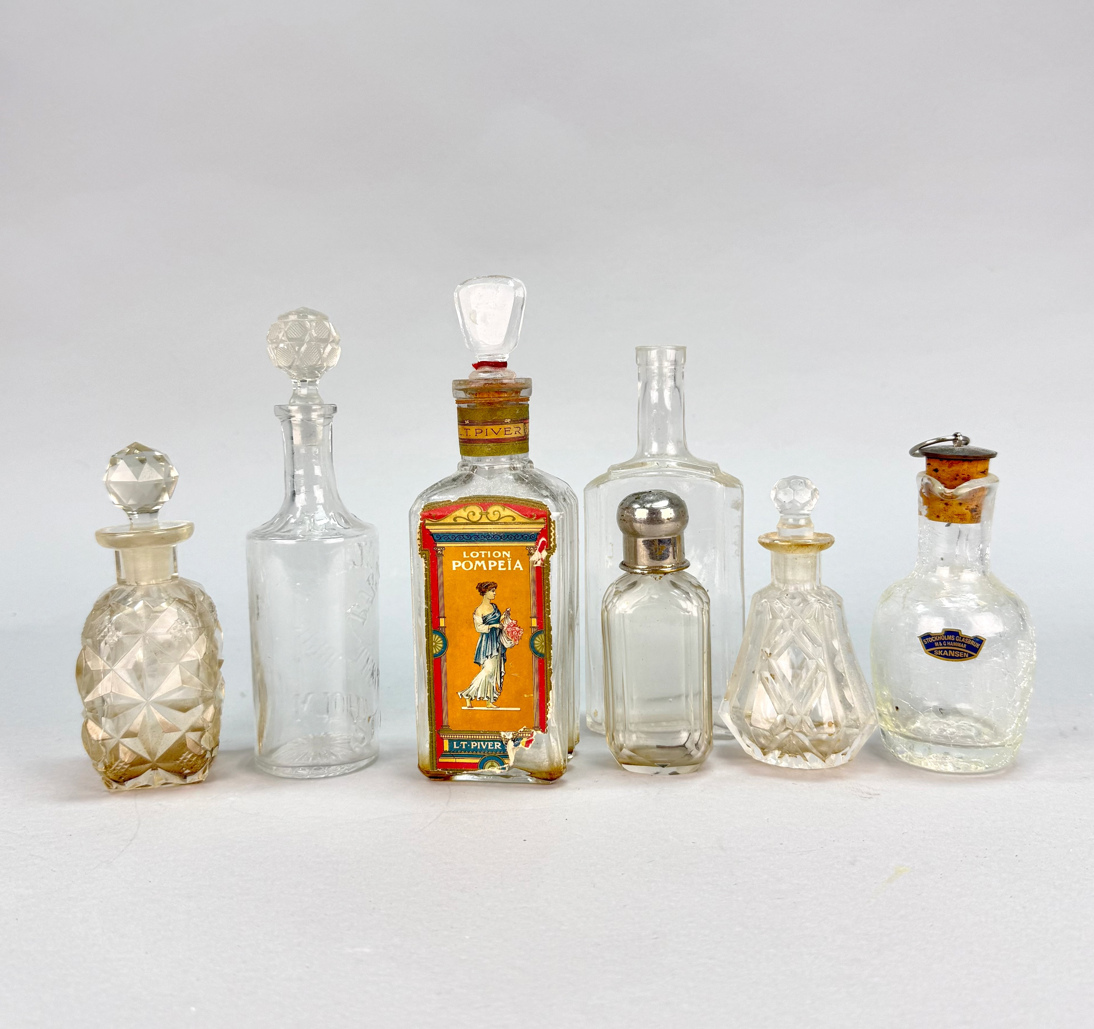 PARFYMFLASKOR / GLASFLASKOR, 7 st bla ”Pompeji” av L.T. Piver, Art Deco-flaska i gjutet glas.