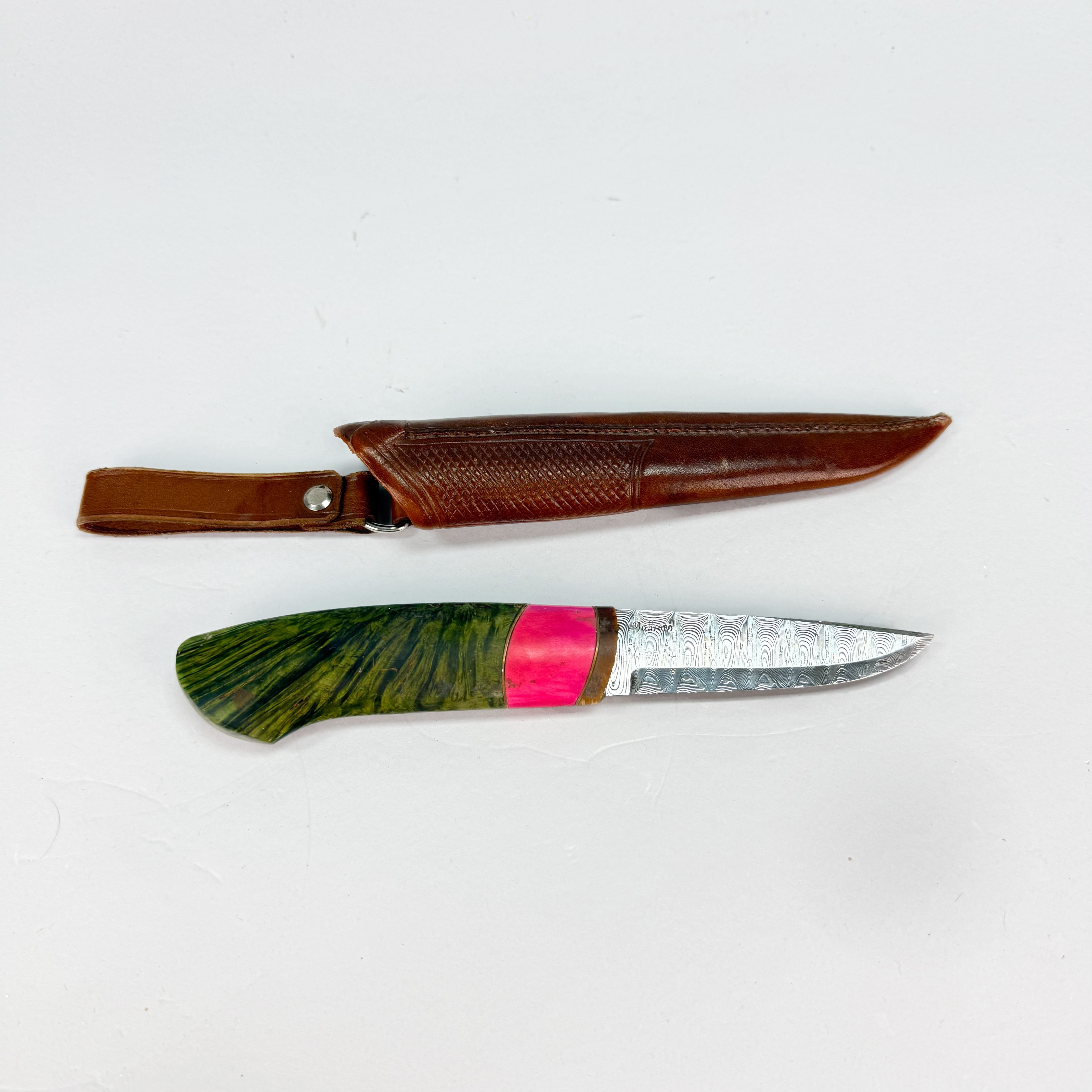 BENGT-OLOF TALLROTH. Kniv, damaskerat blad, skaft av bla karelsk björk, med slida.