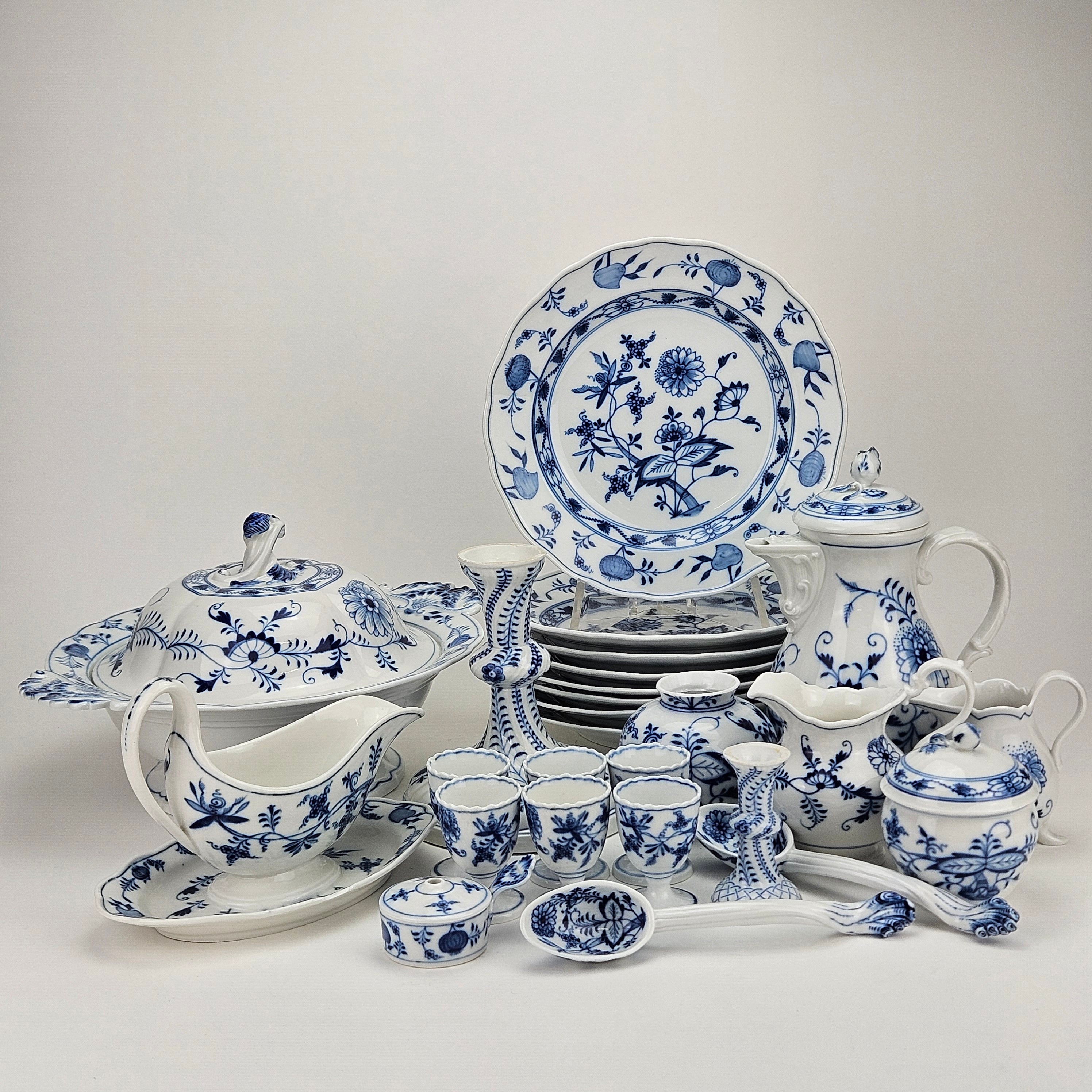 SERVISDELAR, 26 delar, porslin, lökmönster, Meissen, Tyskland.