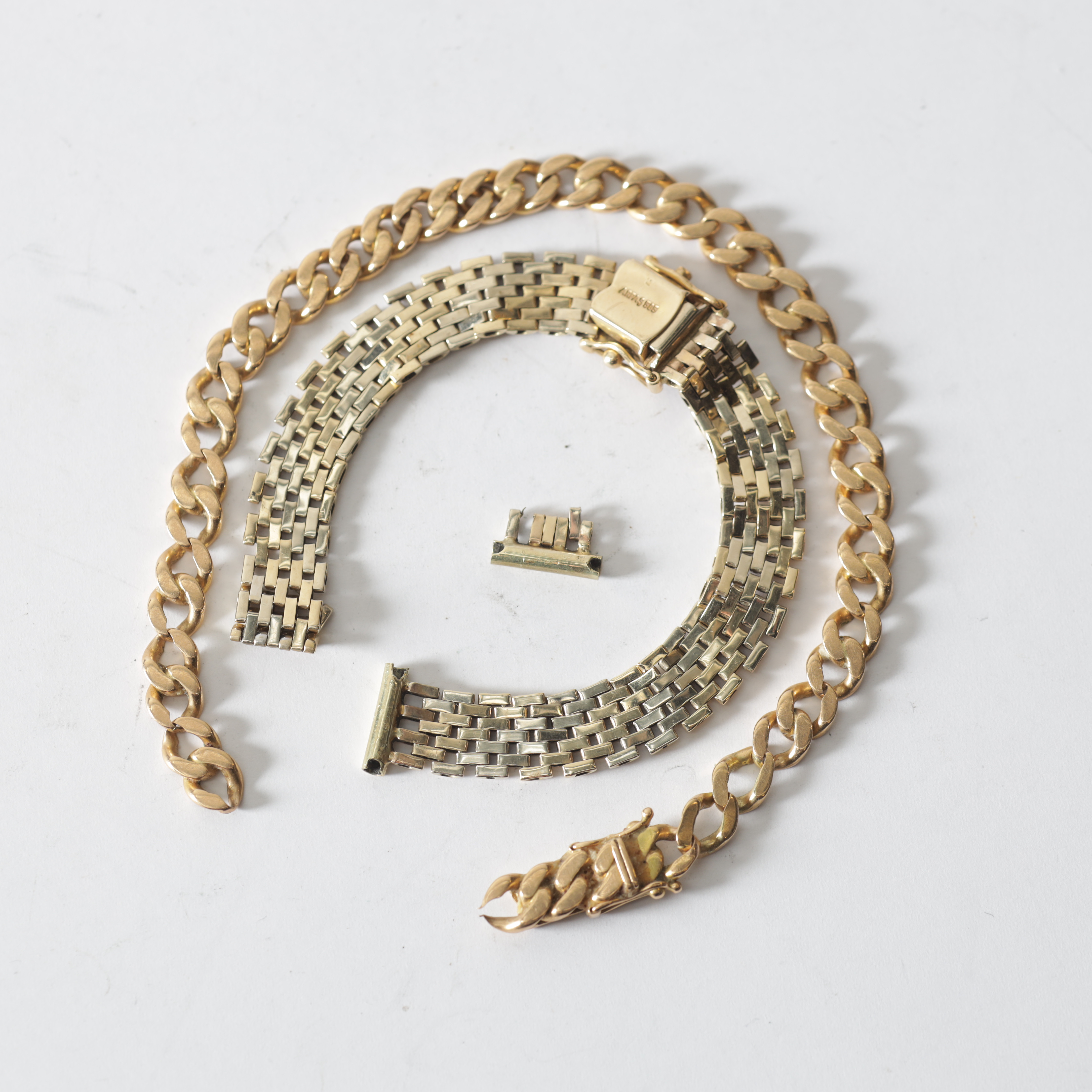 SKROTGULD, 2 delar, 14K & 18K guld. Totalvikt ca 26,9 gram.