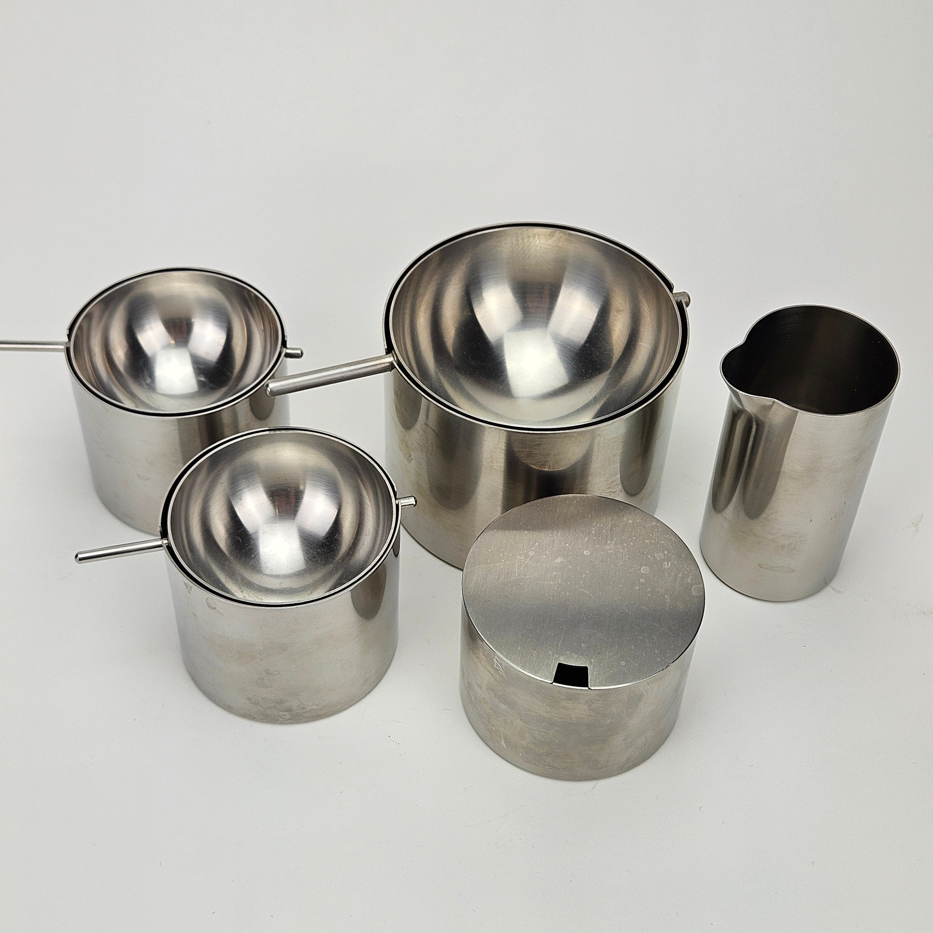 ARNE JACOBSEN. Gräddkanna, sockerskål, askfat, 3 delar, rostfritt stål, "Cylinda Line", Stelton, Danmark.