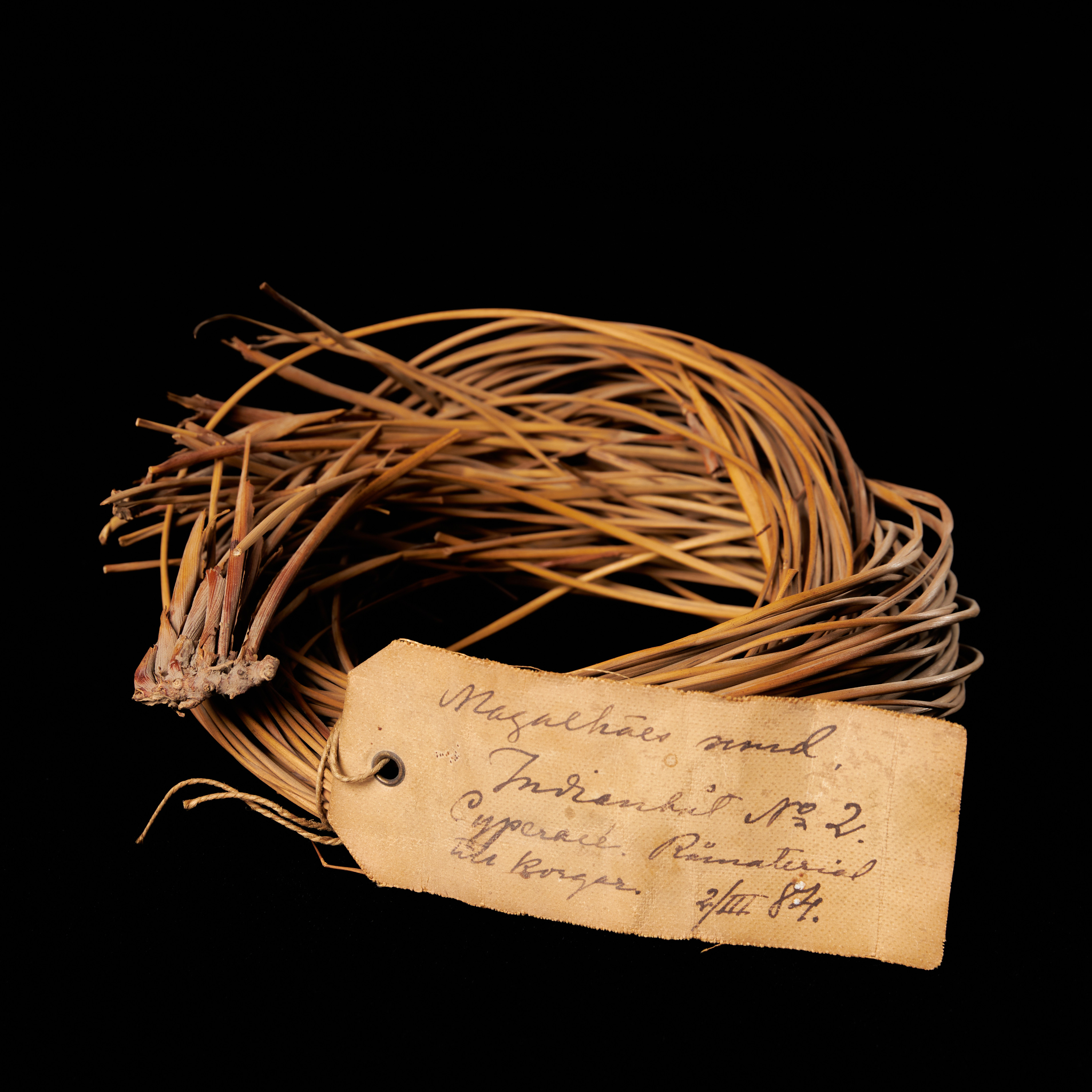 RÅMATERIAL TILL KORGFLÄTNING, 1800-tal, i säv/starr, Yaghan- eller Kawesqar kultur, Eldslandet Chile med påskriven lapp i dukmaterial, "Magellans sund, indianbåt nr 2 cyperace, råmaterial till korgar 2/III 84".