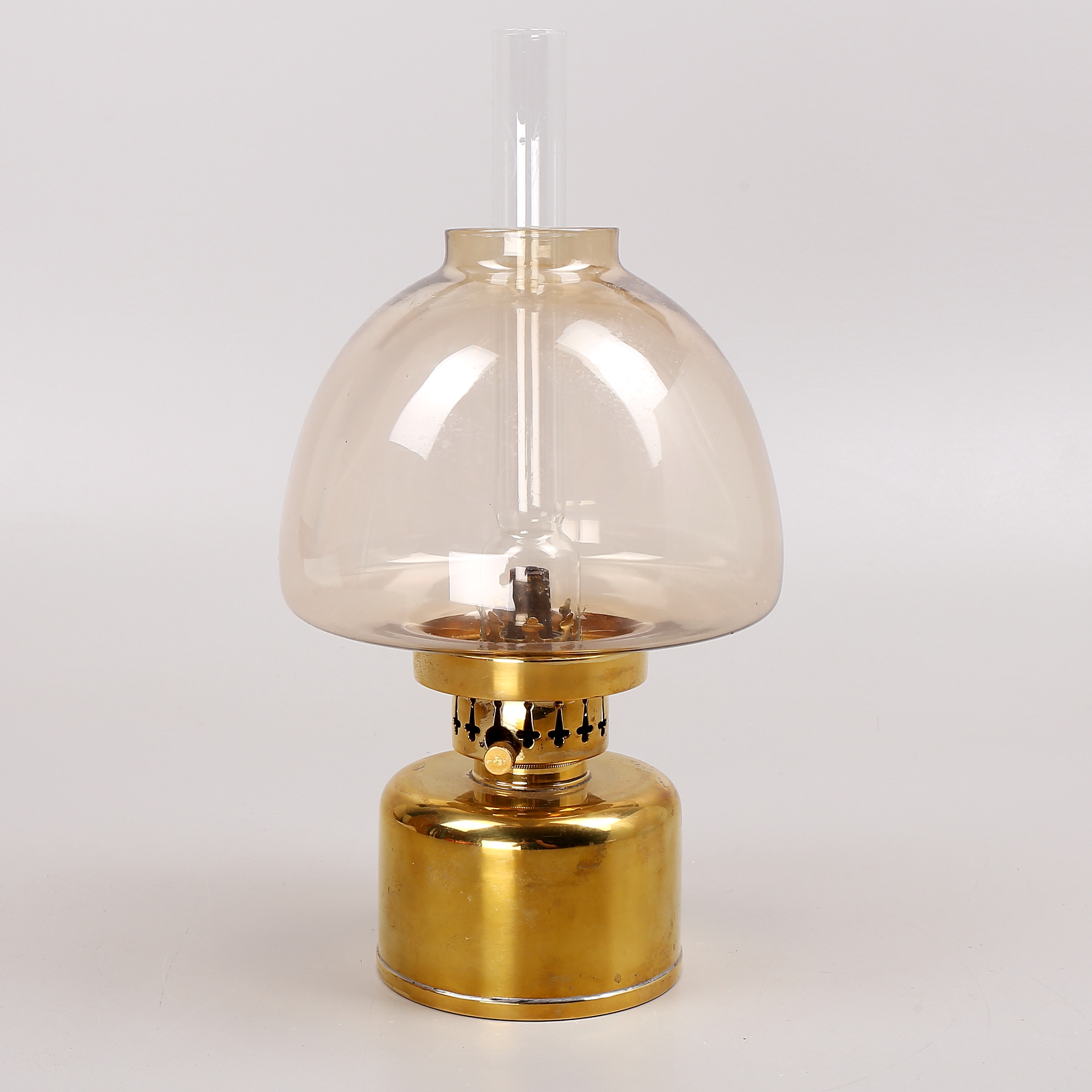 HANS-AGNE JAKOBSSON. Fotogenlampa, mässing/glas, Markaryd, 1900-talets andra hälft.