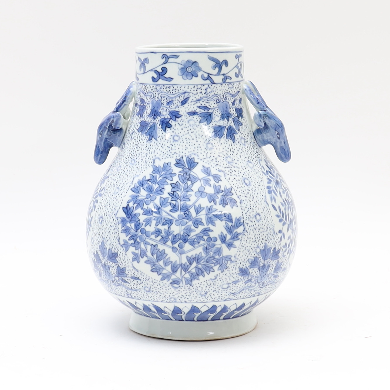 VAS, Asien, 1900-2000-tal med underglasyr blå dekor, hänklar i form av hjortdjur.
