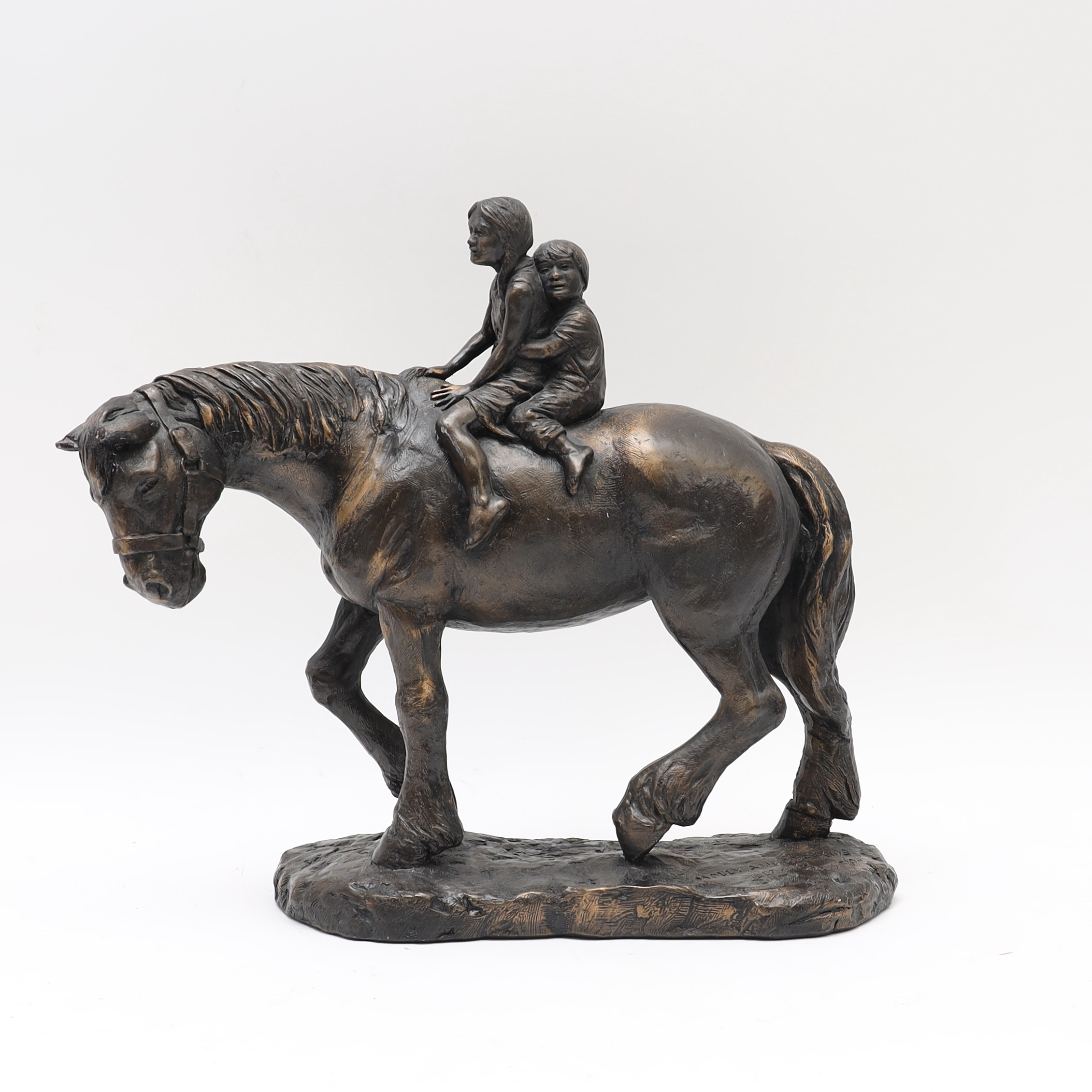 SKULPTUR, "Molly and her kids" 1979 bronspatinerad gips, 1900-talets andra hälft, stämplad.