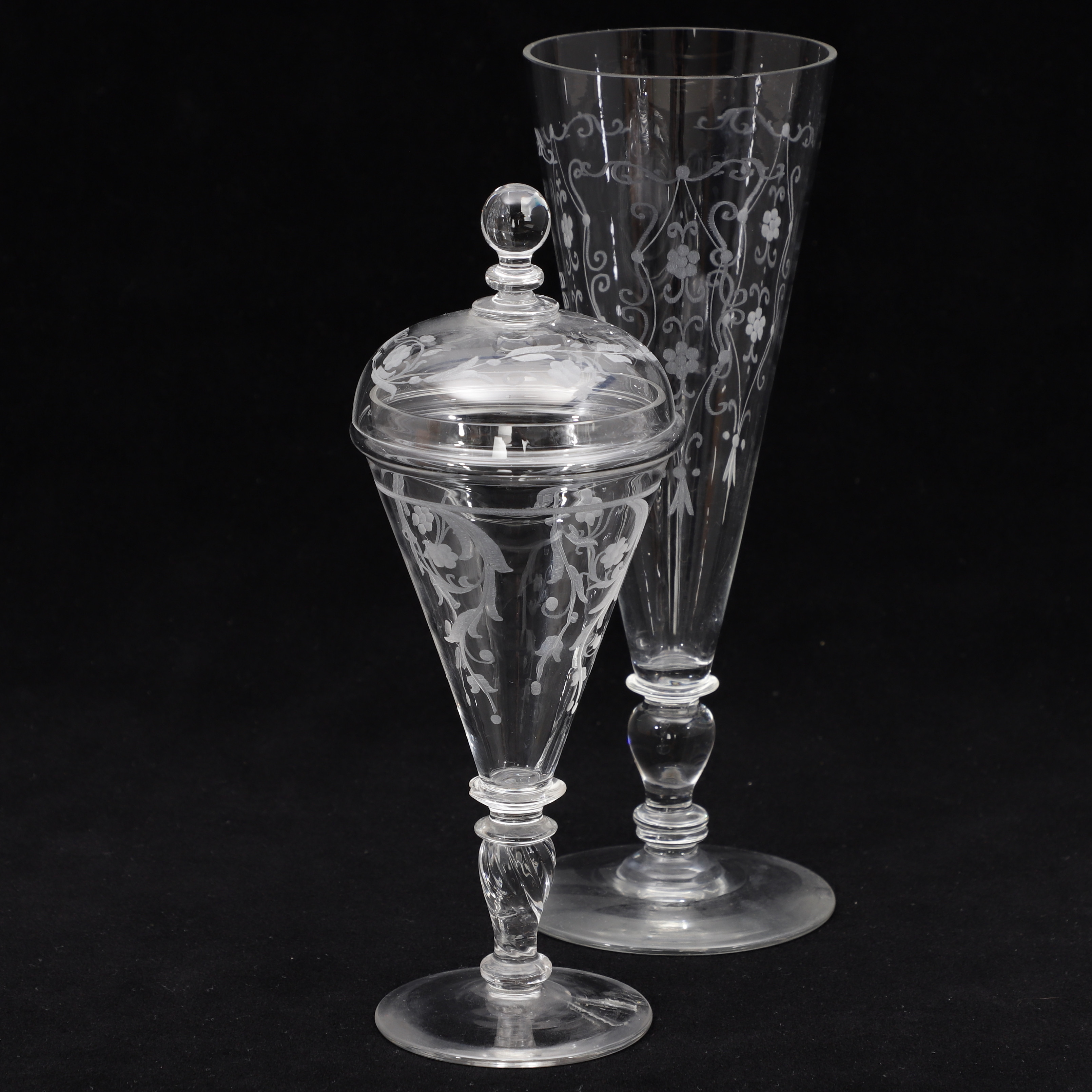 LOCKPOKAL samt VAS med etsad dekor, glas, 1900-talets första hälft.