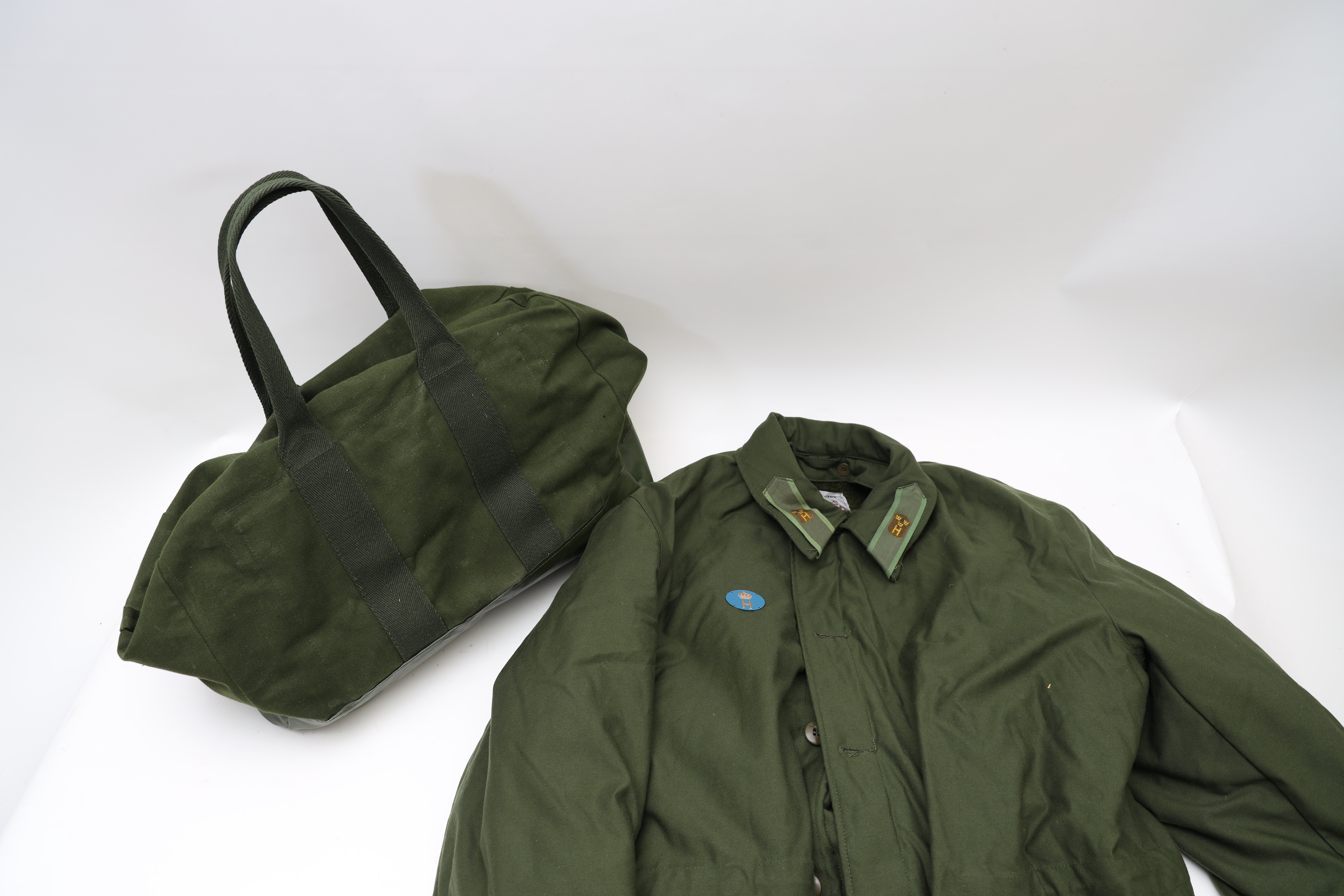 MILITÄRROCK SAMT VÄSKA, 1985, invändigt fodrad, Storlek c56.