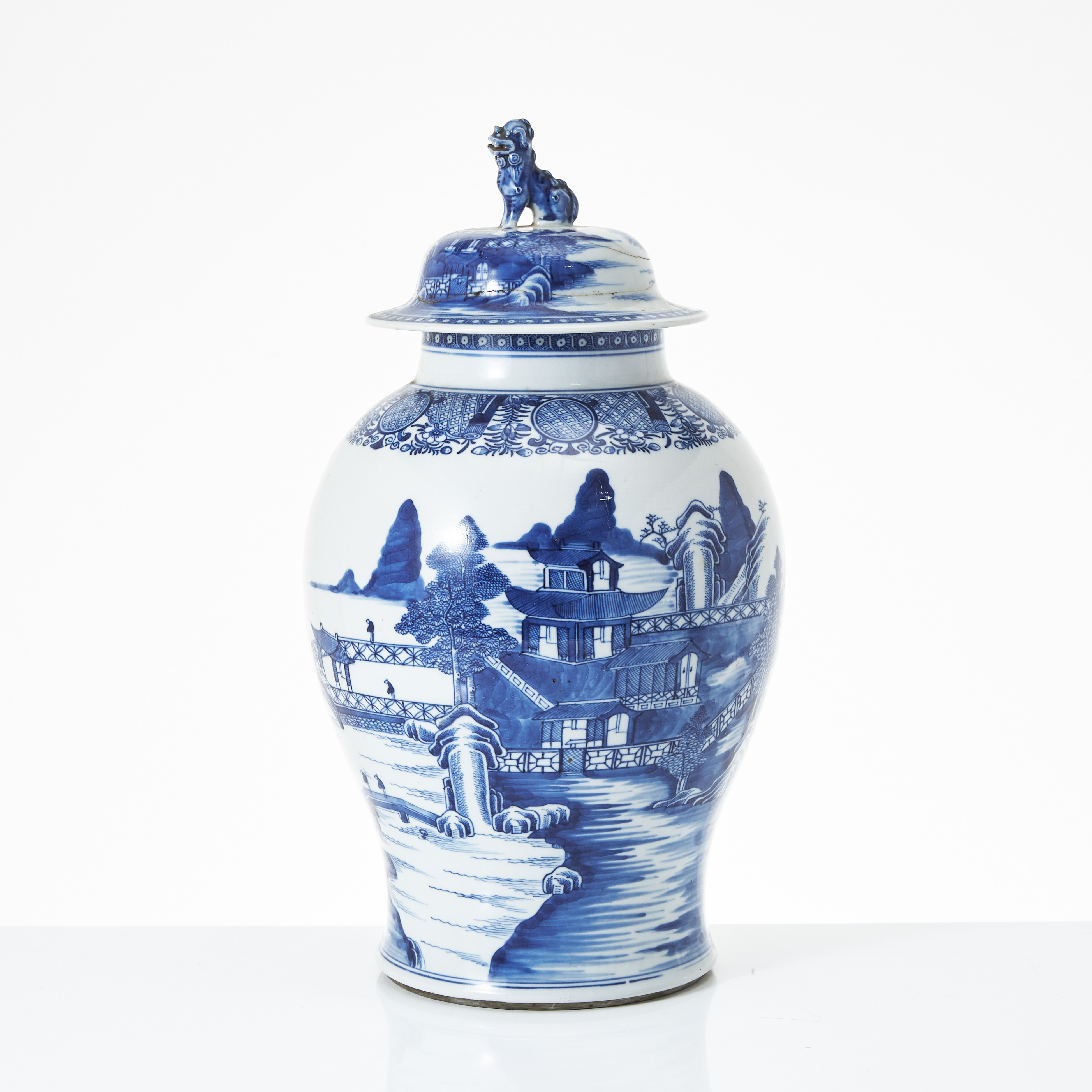 LOCKURNA, porslin, Kina, Qianlong (1736-1795), dekor i underglasyrblått av flodlandskap med pagoder.