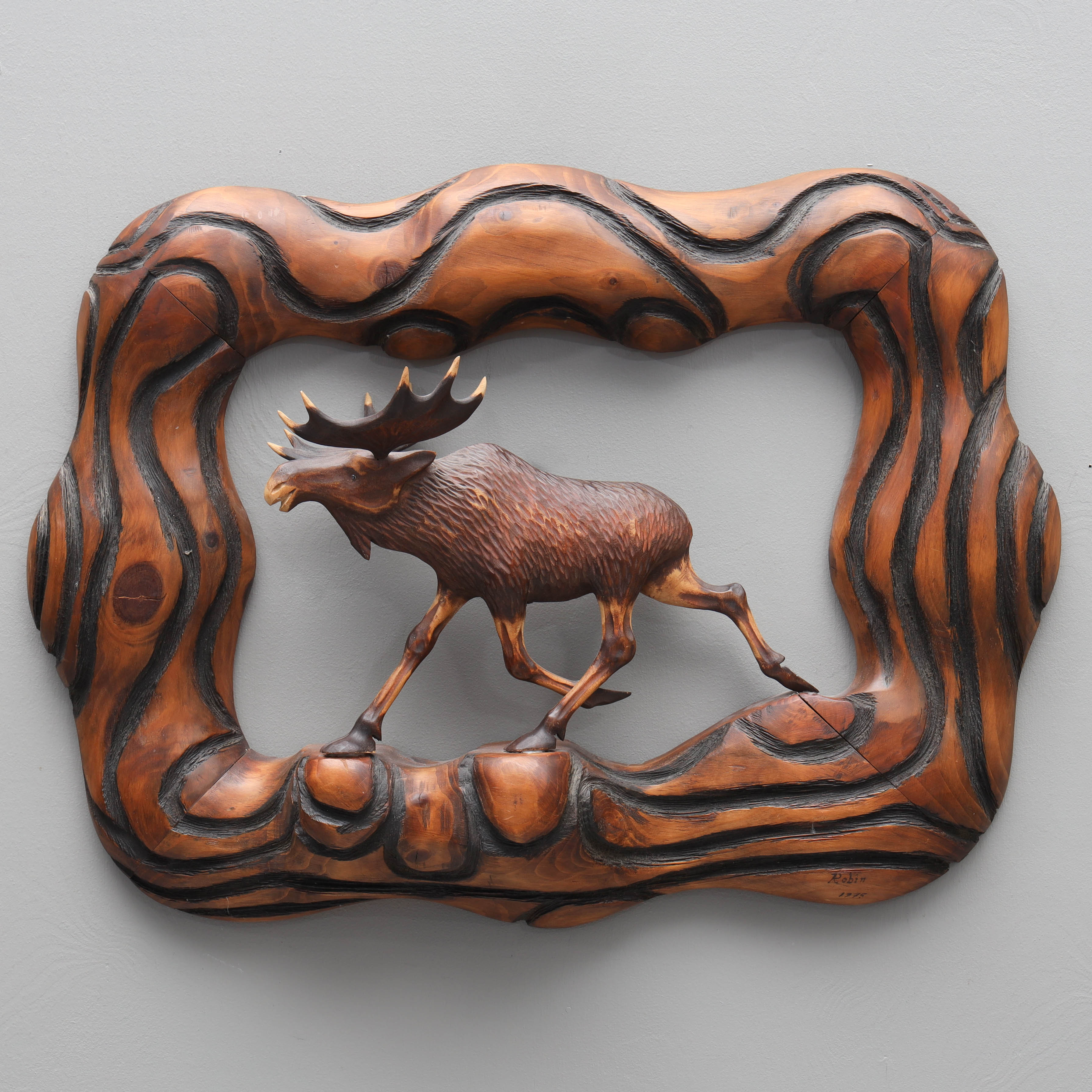 TRÄSKULPTUR, ram, älg, signerad Robin, daterad 1975.