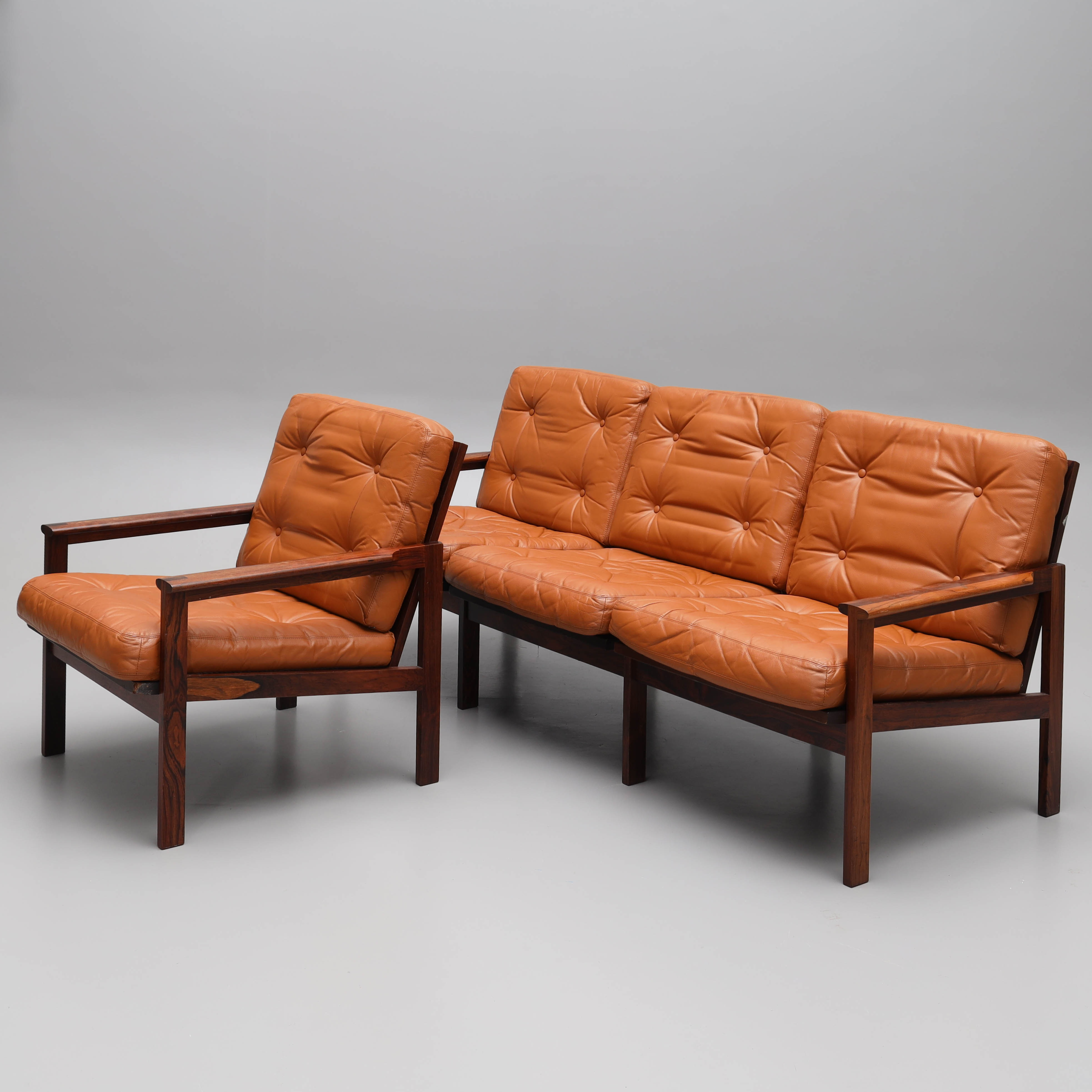 ILLUM WIKKELSO. Soffa & fåtölj, 2 delar, palisander, dynor klädda i läder, "Capella", Niels Eilersen, Danmark, formgiven 1959.