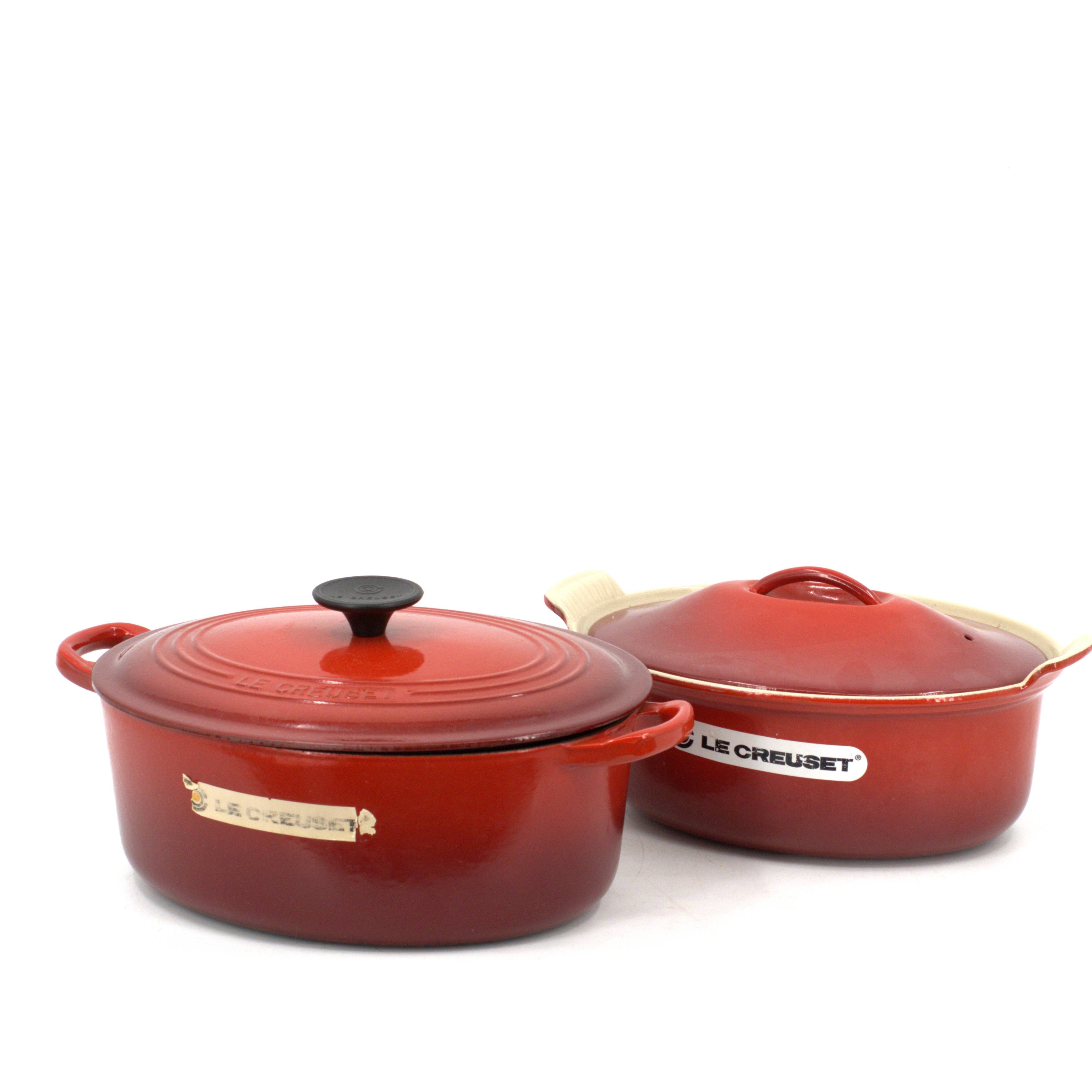 GRYTA, "Le Creuset", 2 st, emaljerad gjutjärn, märkt 26 och 27, Frankrike.