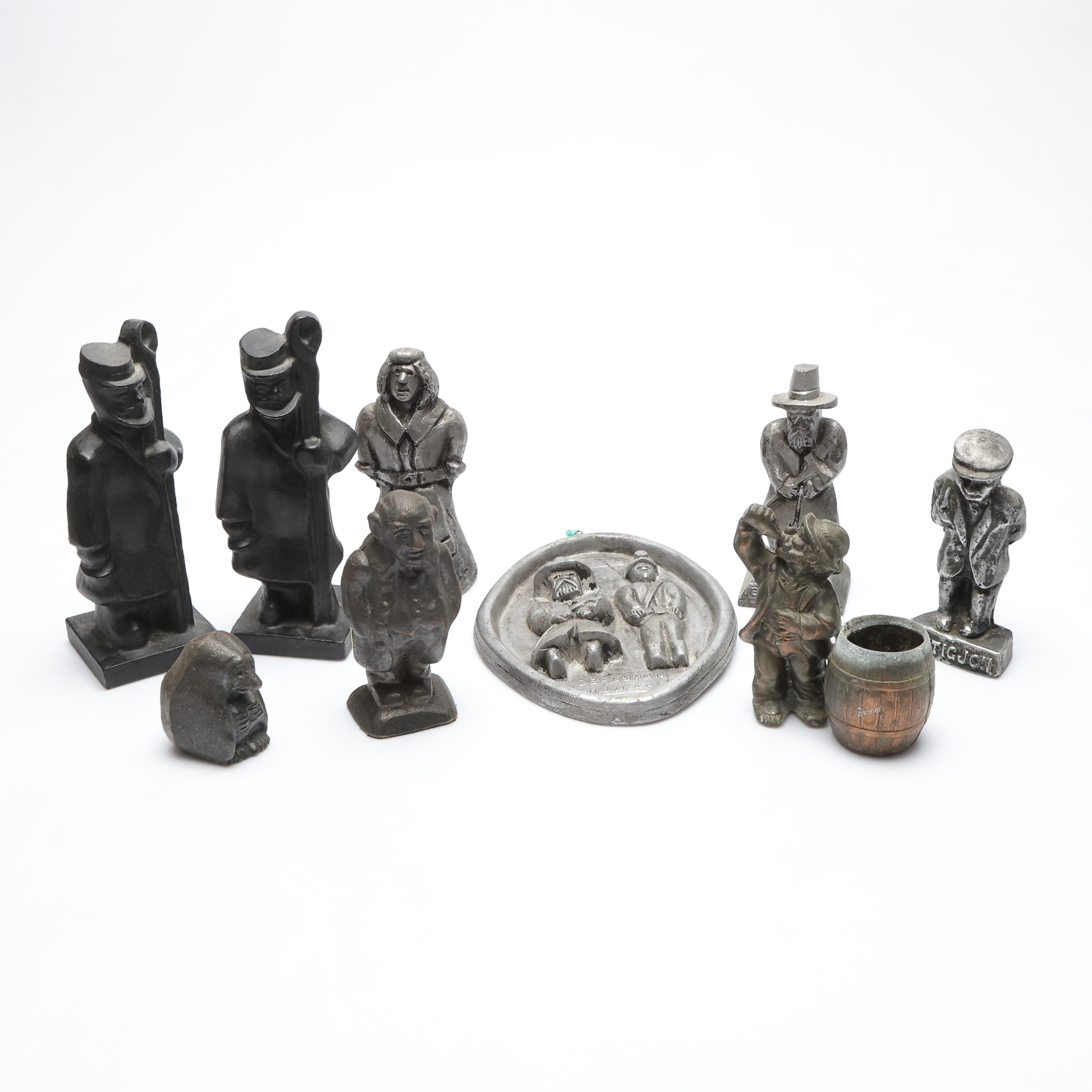 SKULPTURER/RELIEF, 9 delar, gjuten metall.