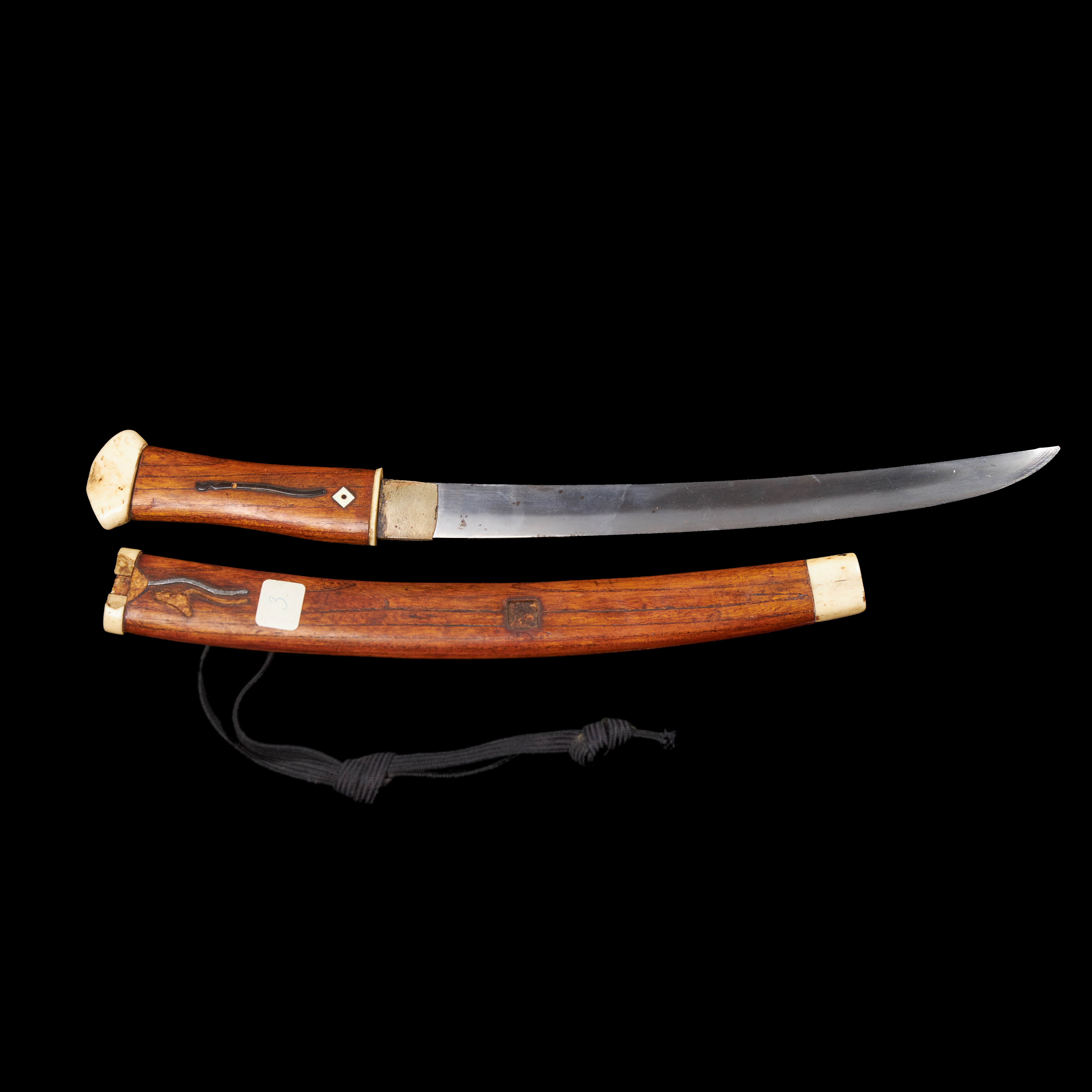 AIKUCHI TANTO. japansk, Edo (1603–1867), shirasaya i trä med beninlägg från tamboskap.