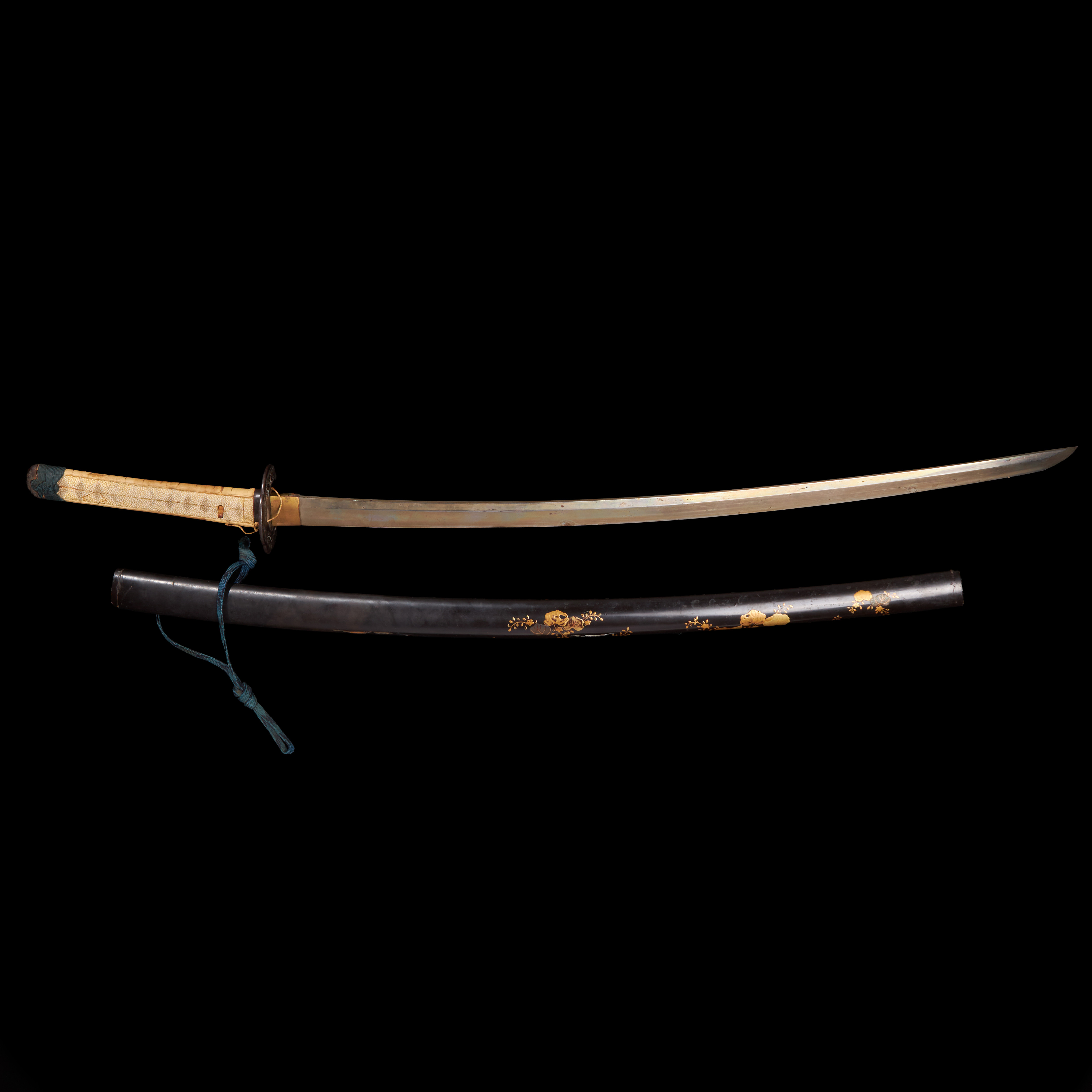 KATANA. japansk, Edo (1603–1867), mumei, shirasaya i svartlackat trä med målad dekor av blad.