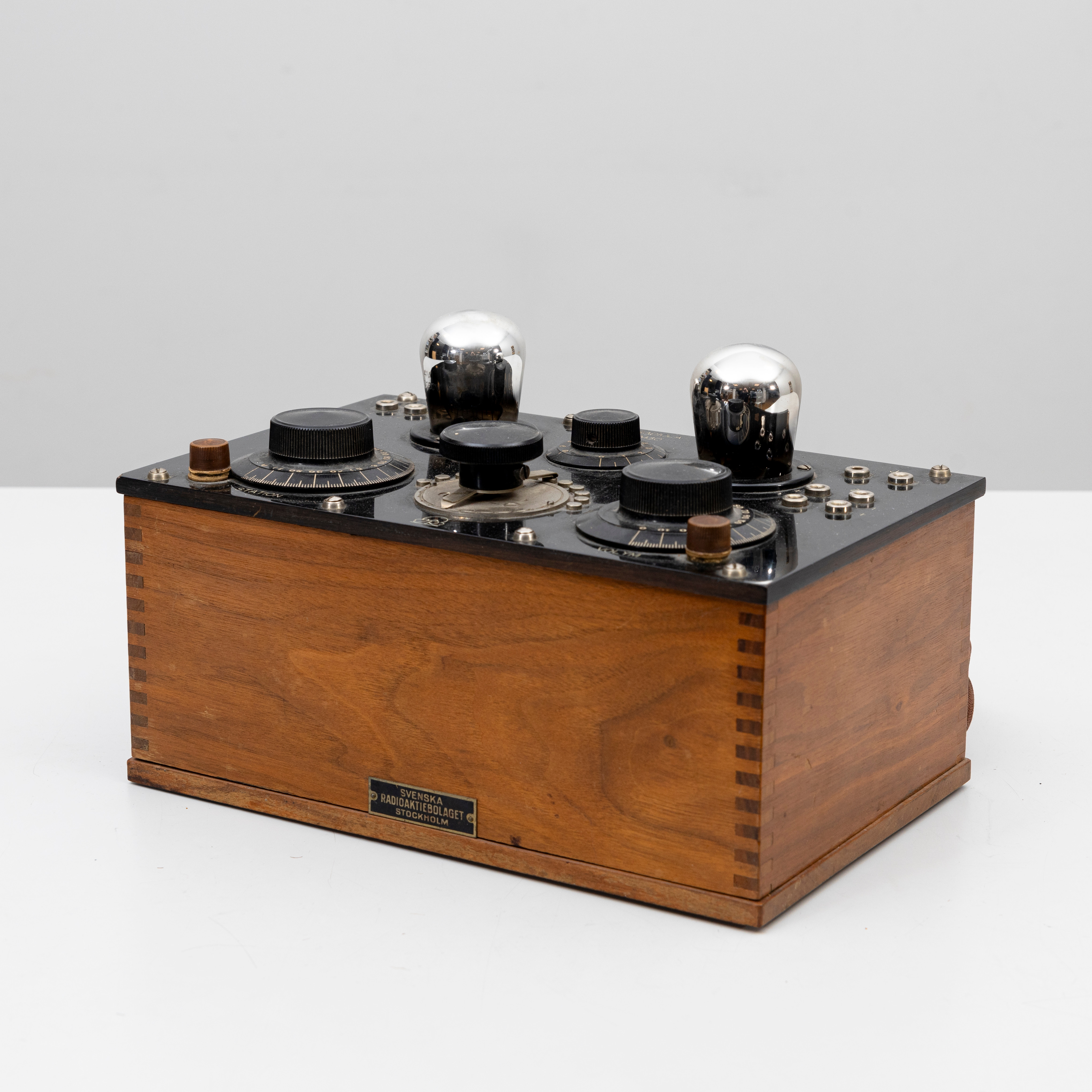 SÄNDNINGSMOTTAGARE, trä och bakelit, Radiola, M30, etikett och brickmärkt, Svenska Radioaktiebolaget, 1920-tal.