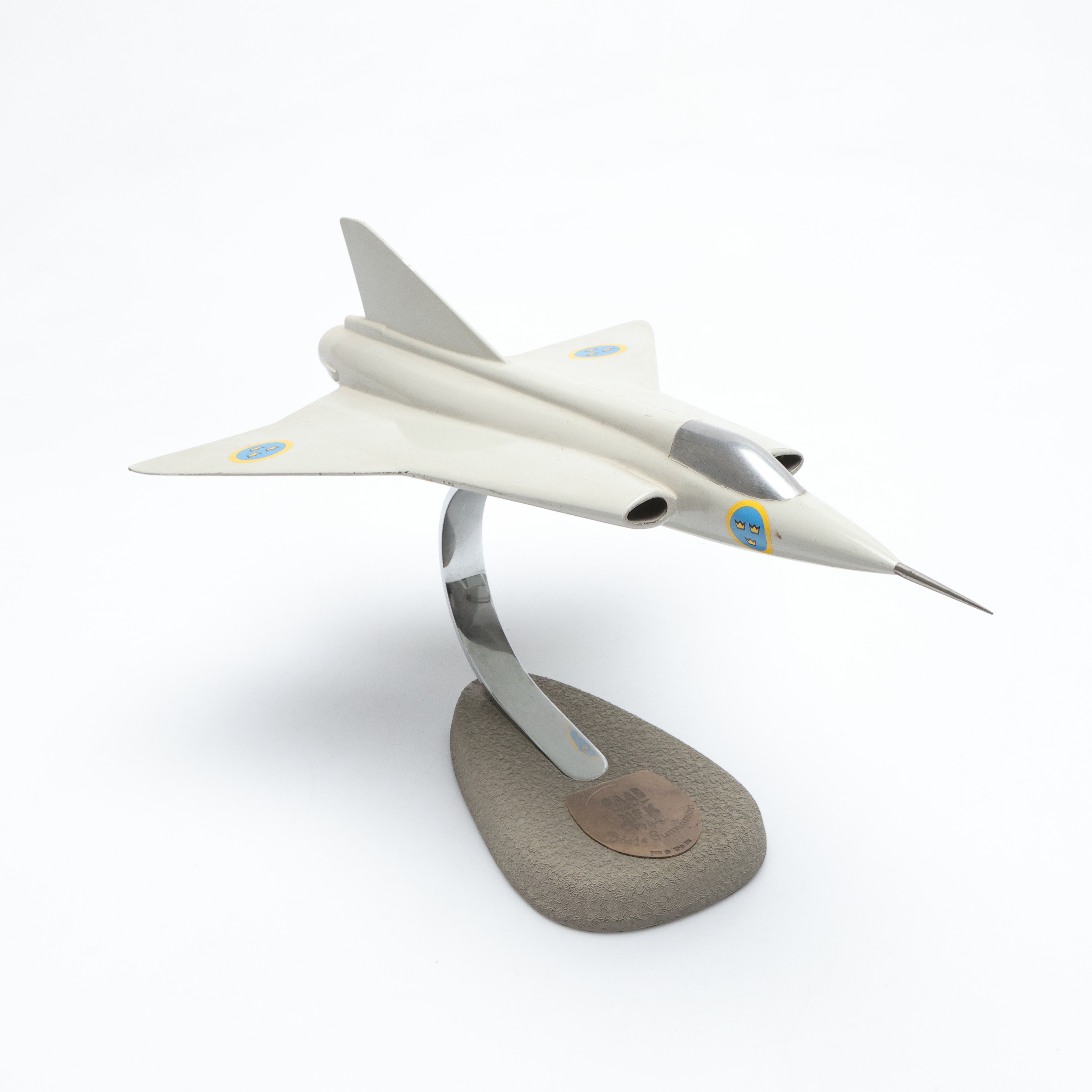 FLYGPLANSMODELL, "Draken", Saab 35, silverplakett, daterad 1964, HFK.