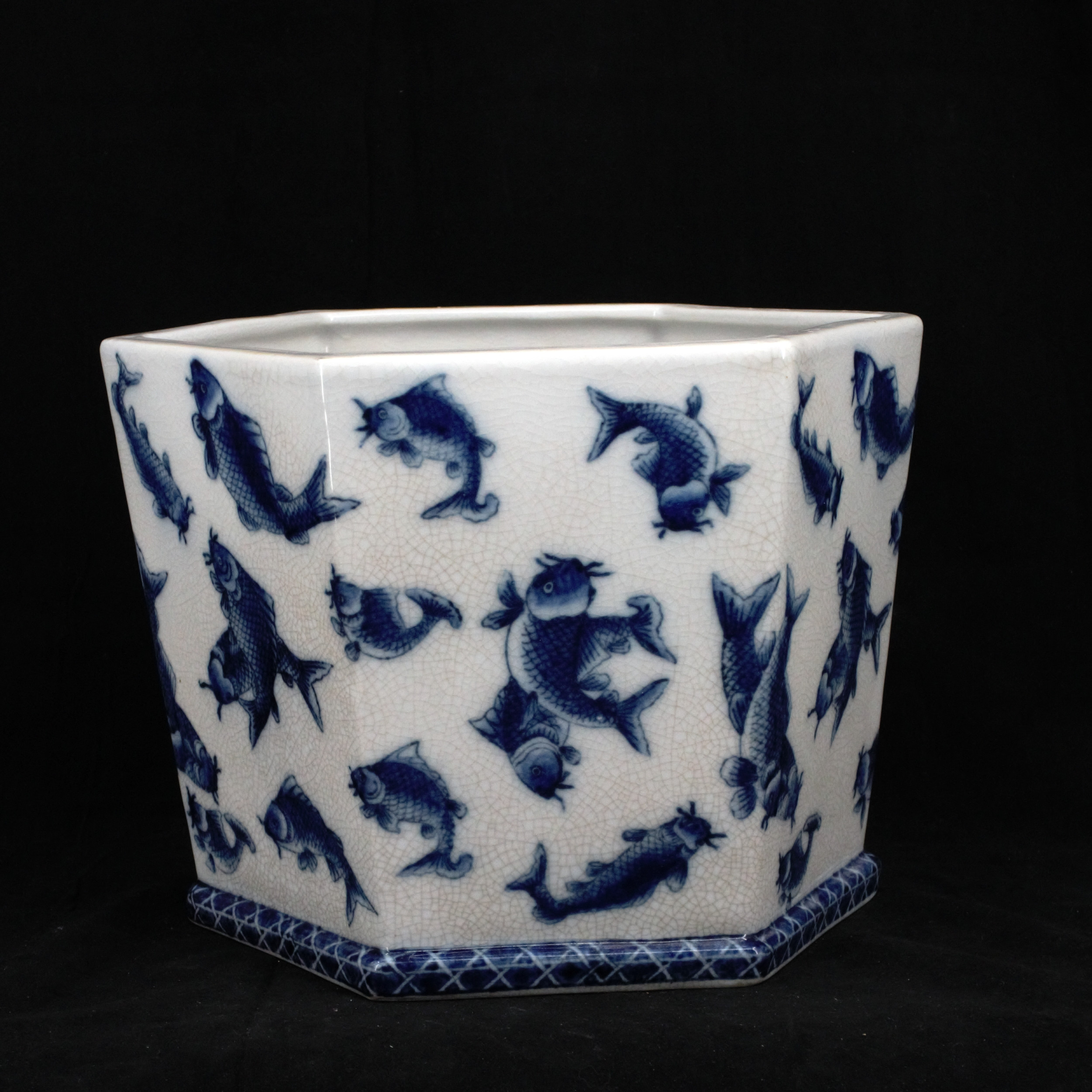 YTTERFODER, hexagon form, handmålad dekor i form av karpfiskar i underglasyr blått, United Wilson Porcelain Factory, JUWC 1897, Kina.