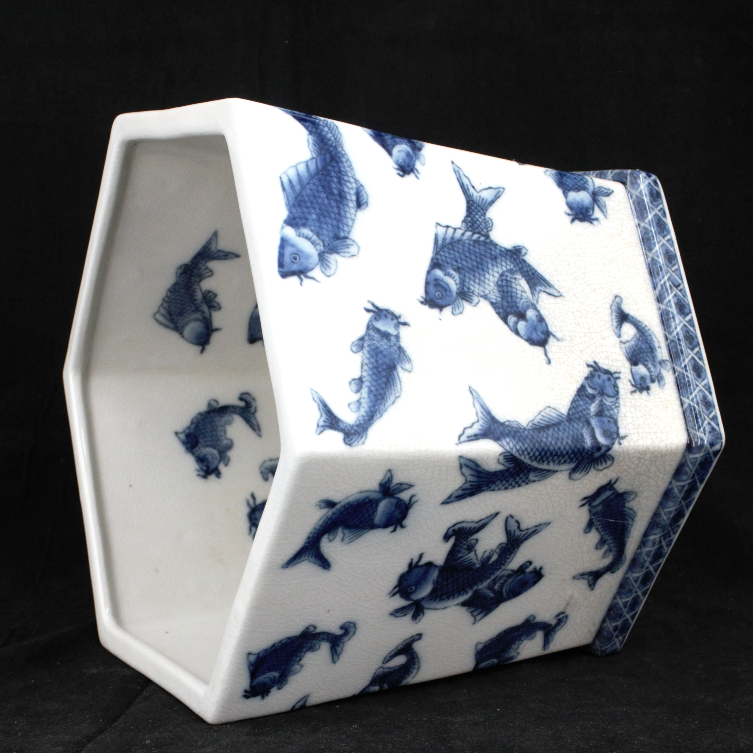 YTTERFODER, hexagon form, handmålad dekor i form av karpfiskar i underglasyr blått, United Wilson Porcelain Factory, JUWC 1897, Kina.