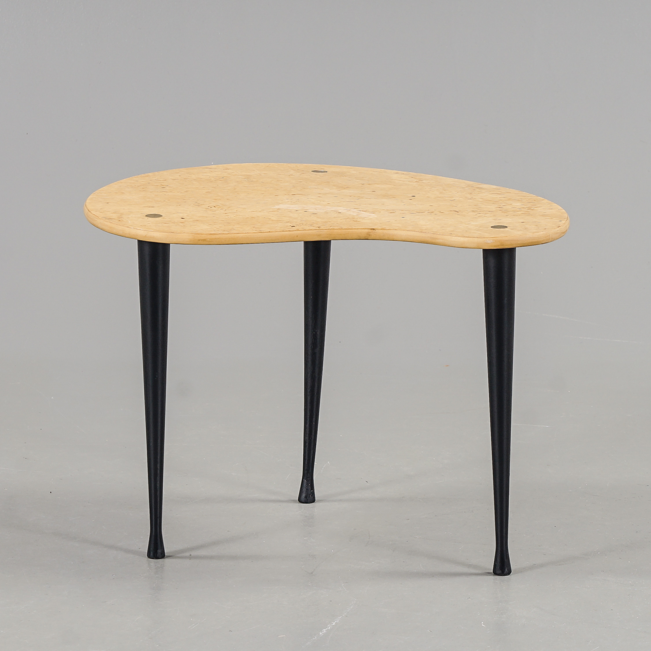 YNGVE EKSTRÖM. Sidobord "Palett" Masurbjörk, Njurformad skiva, ESE Möbler, 1950-tal.