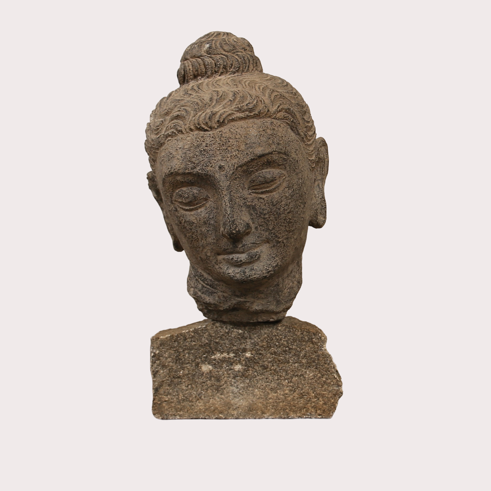 BUDDHISTISK SKULPTUR, skulptur, konststen, med patinering. Bas av sten ingår. Modern tillverkning.