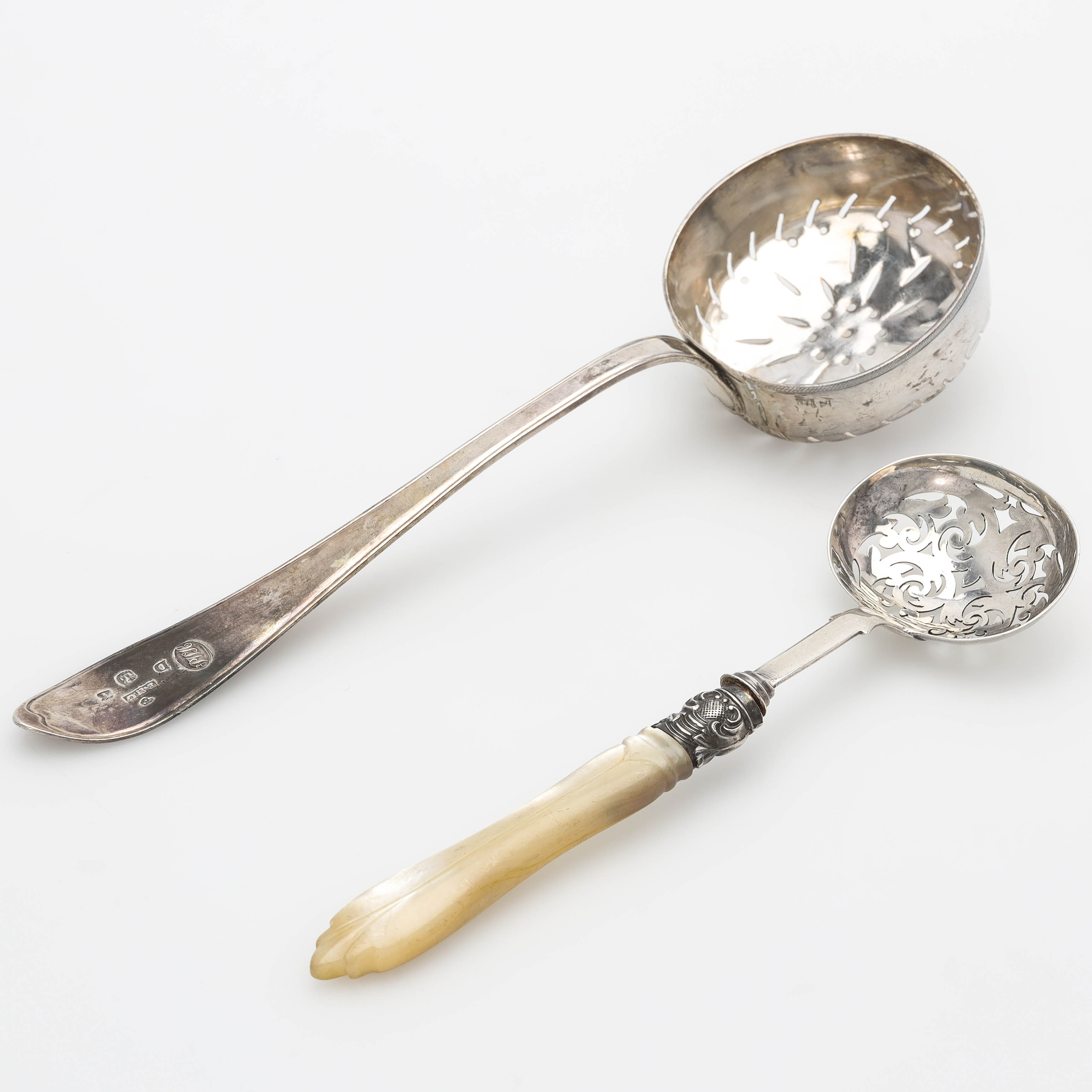 STRÖSKEDAR, 2 st, silver, bl.a. J. Nordgren, Jönköping 1810, samt England.