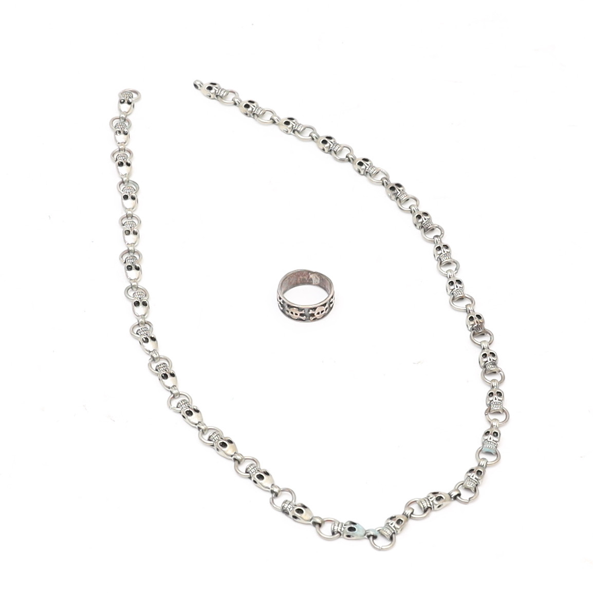 HALSBAND SAMT RING, med dekor av dödskallar.