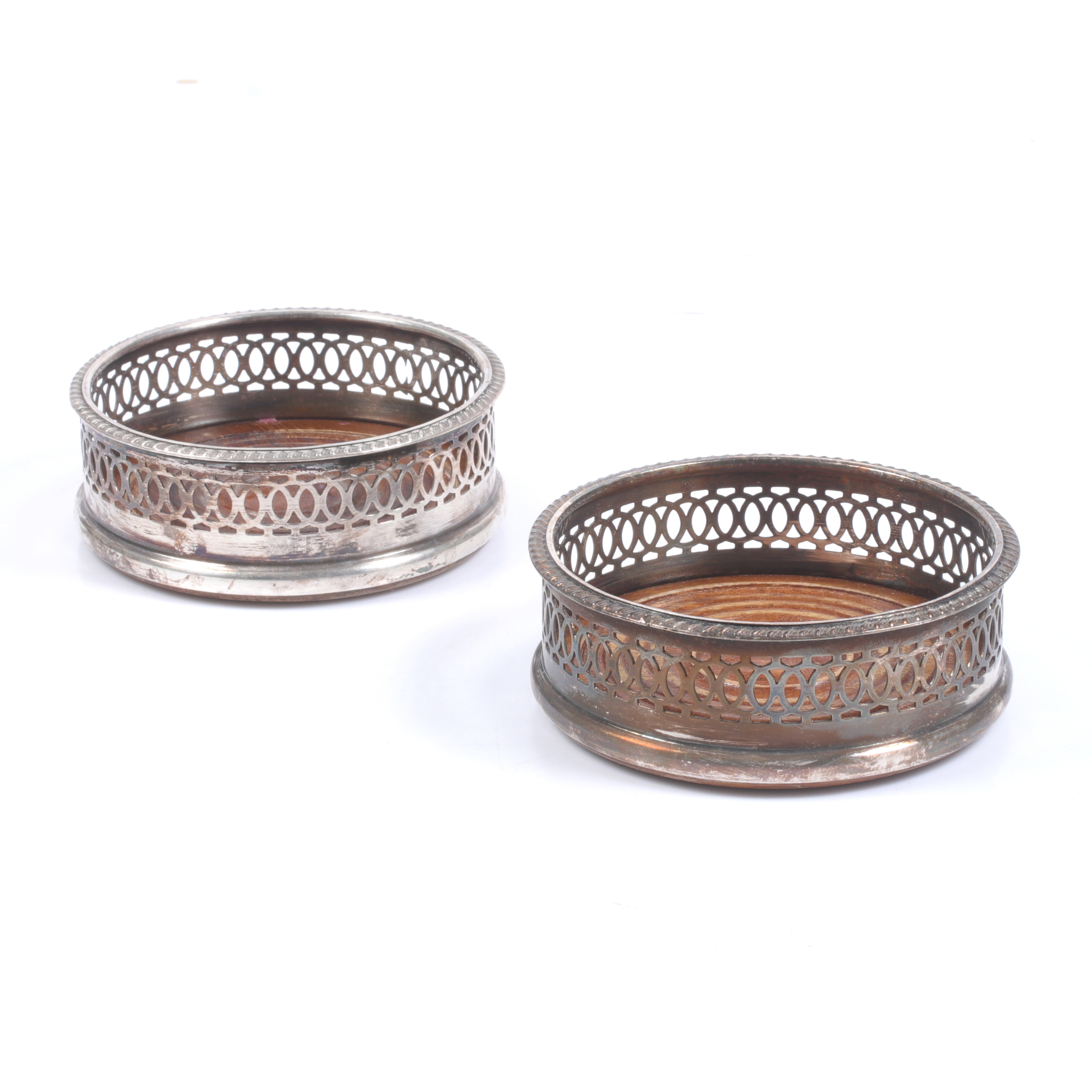 COASTERS/FLASKUNDERLÄGG, 2 st trä, silver plated. England. 1900-tal.