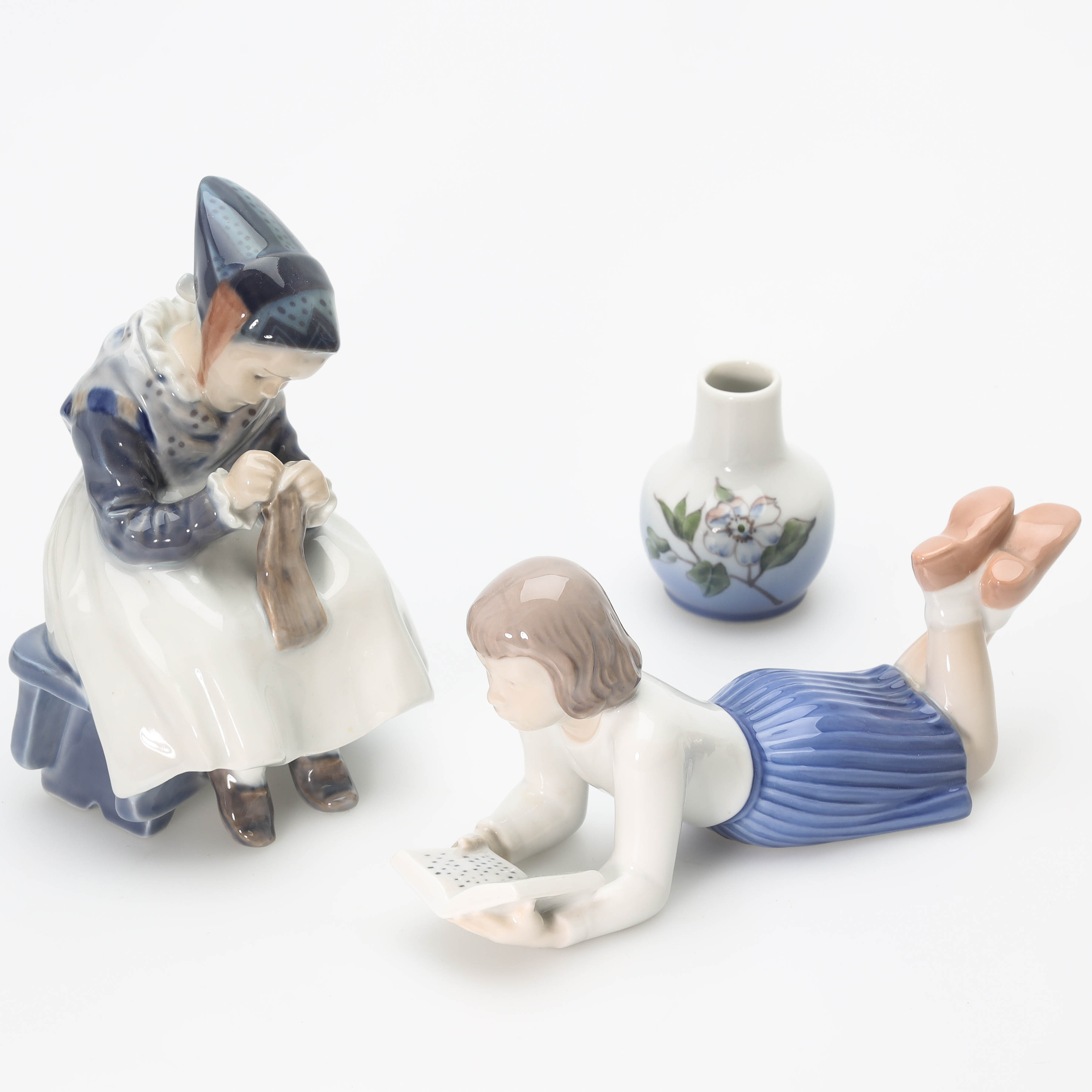 ROYAL COPENHAGEN, 3 delar, figuriner samt vas.