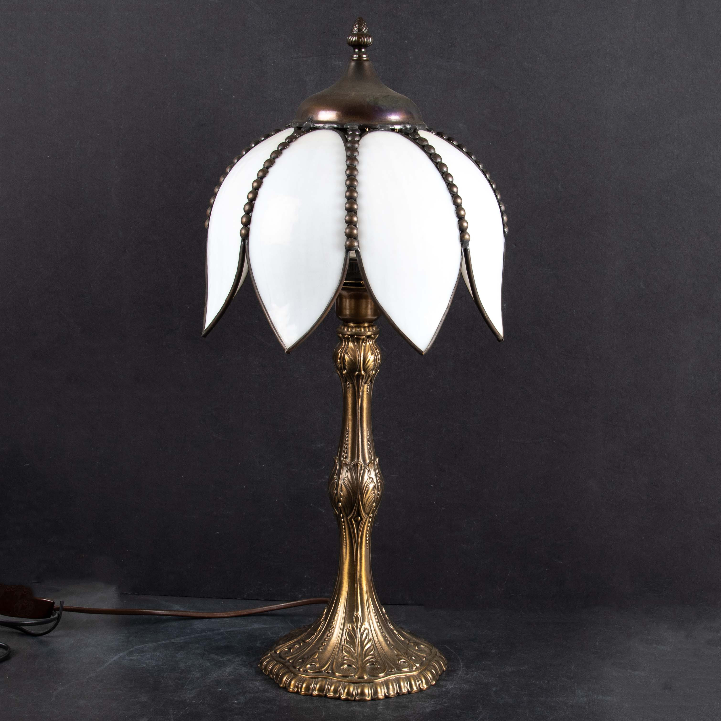 BORDSLAMPA. Tiffanystil.