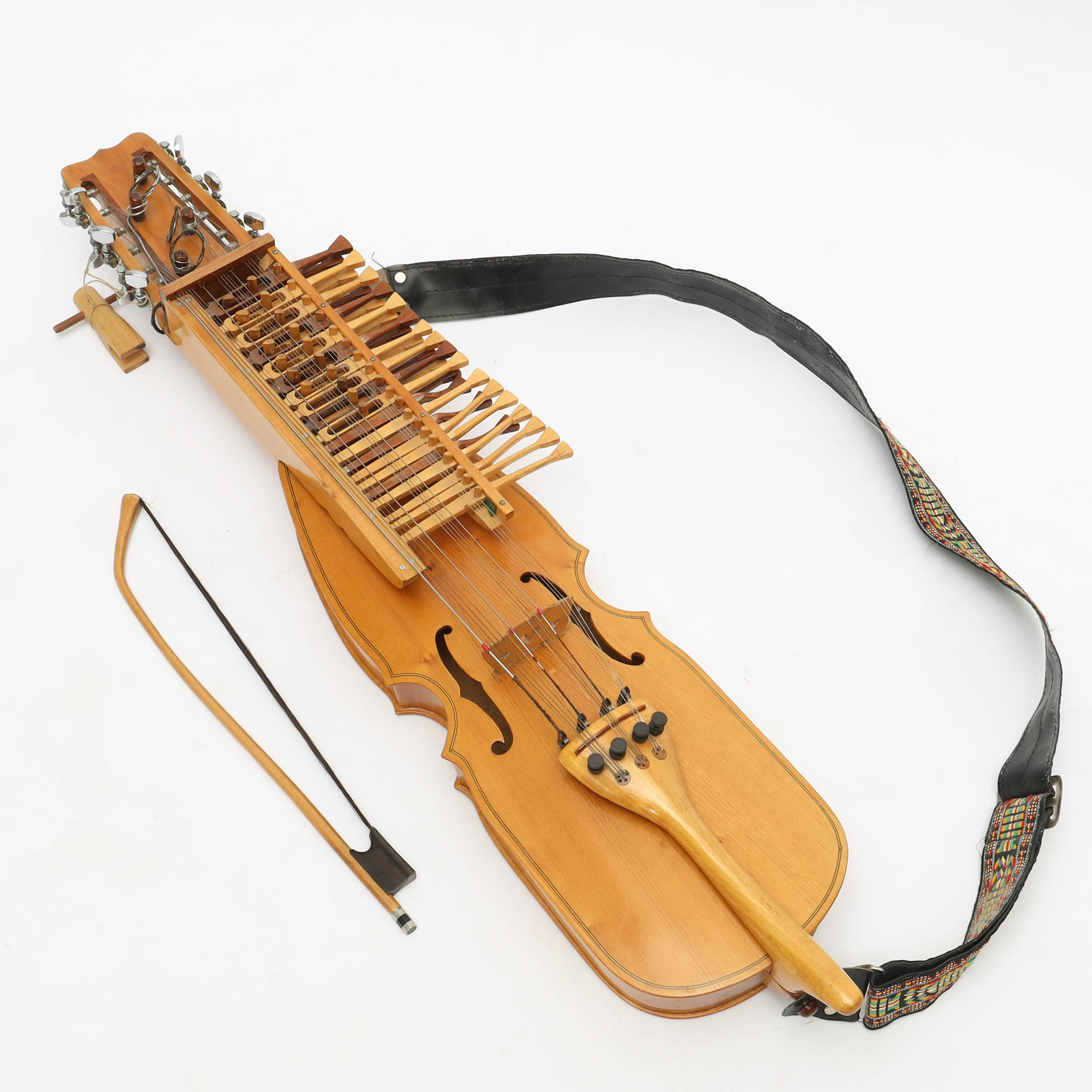 NYCKELHARPA, med stråke, 3-radig kromatisk, signerad Roger Douglasson, daterad 1984.
