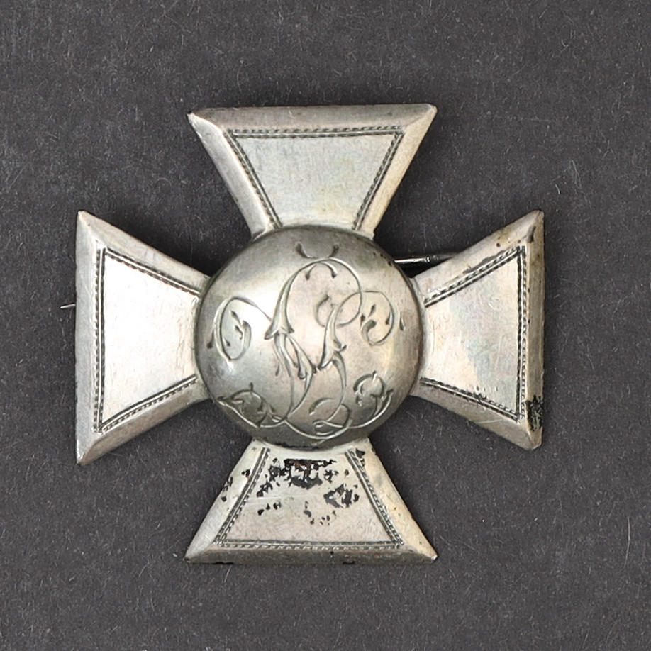 BROSCH, silver, 1907, i form av kors.