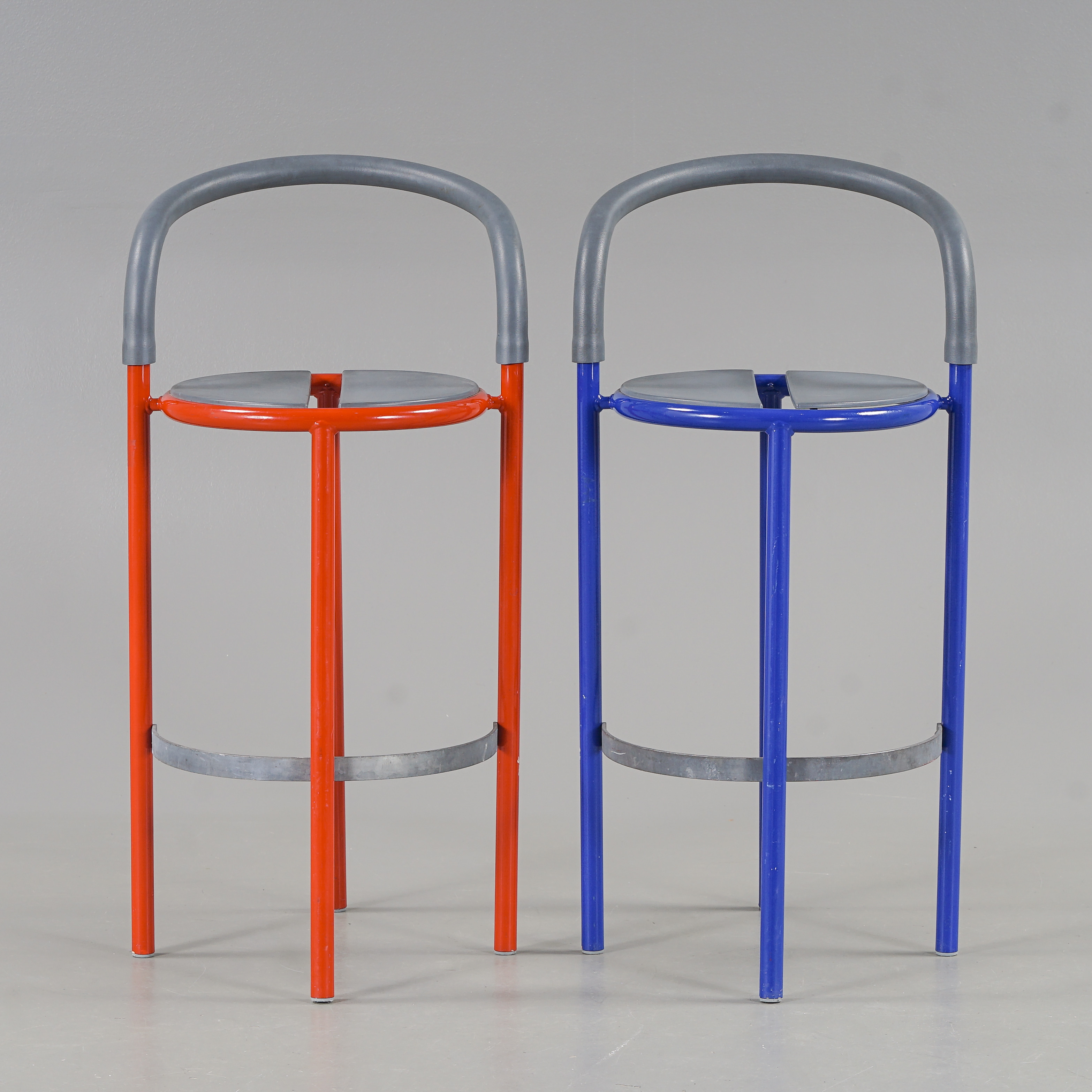 NIELS GAMMELGAARD. Caféstolar / barstolar 1 par "Pelikan Cafe Chair" Blå- samt rödlackerade stålrör, Fritz Hansen, Danmark, 1980-tal.