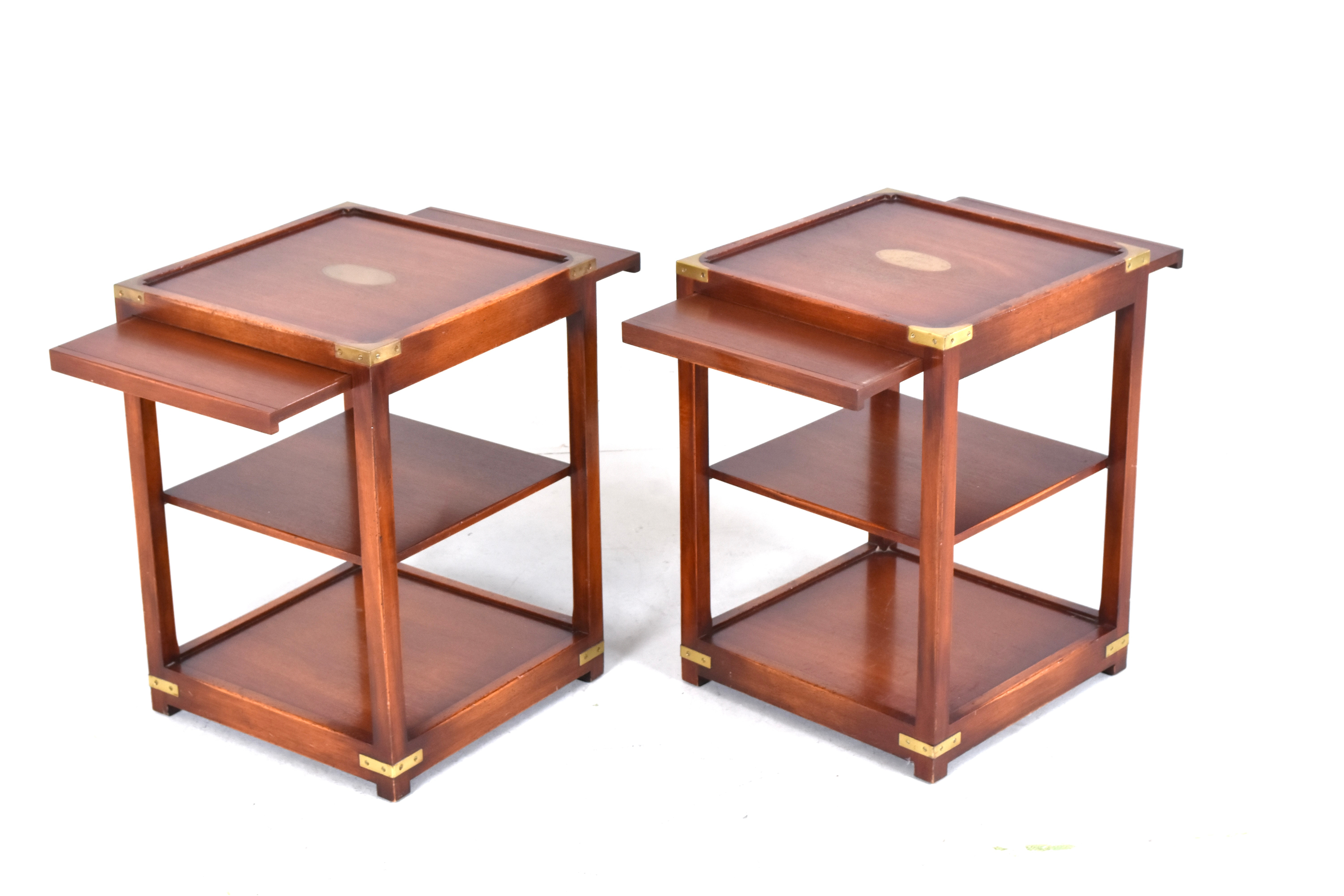 NATTDUKSBORD, ett par, mahogny och mässing, Reprodux, Bevan Funnell Ltd, England, 1970-tal.