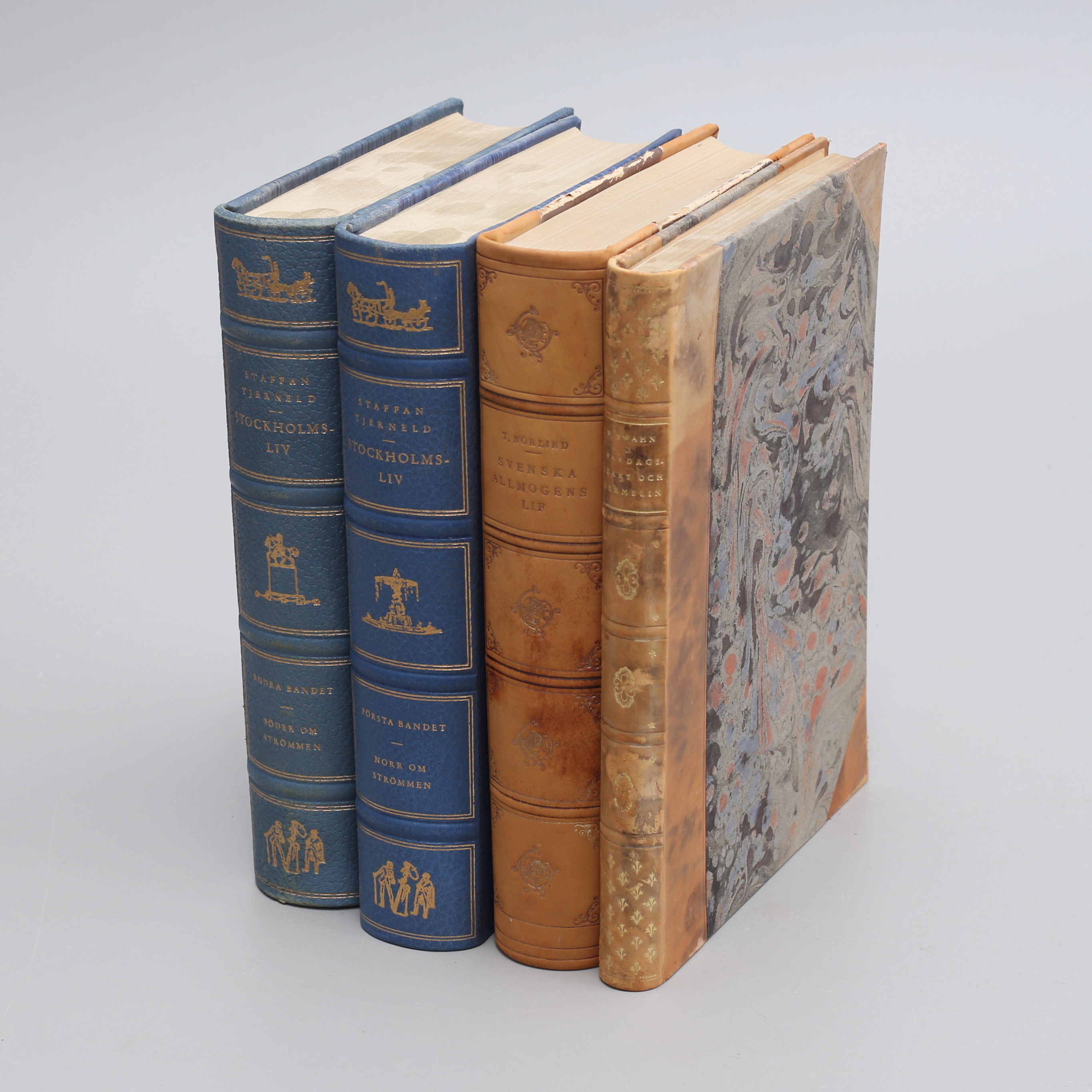 BÖCKER 4 st, "Stockholmsliv", "Svenska allmogens lif" samt "I vardagsdräkt och hermelin", 1900-talets första hälft.