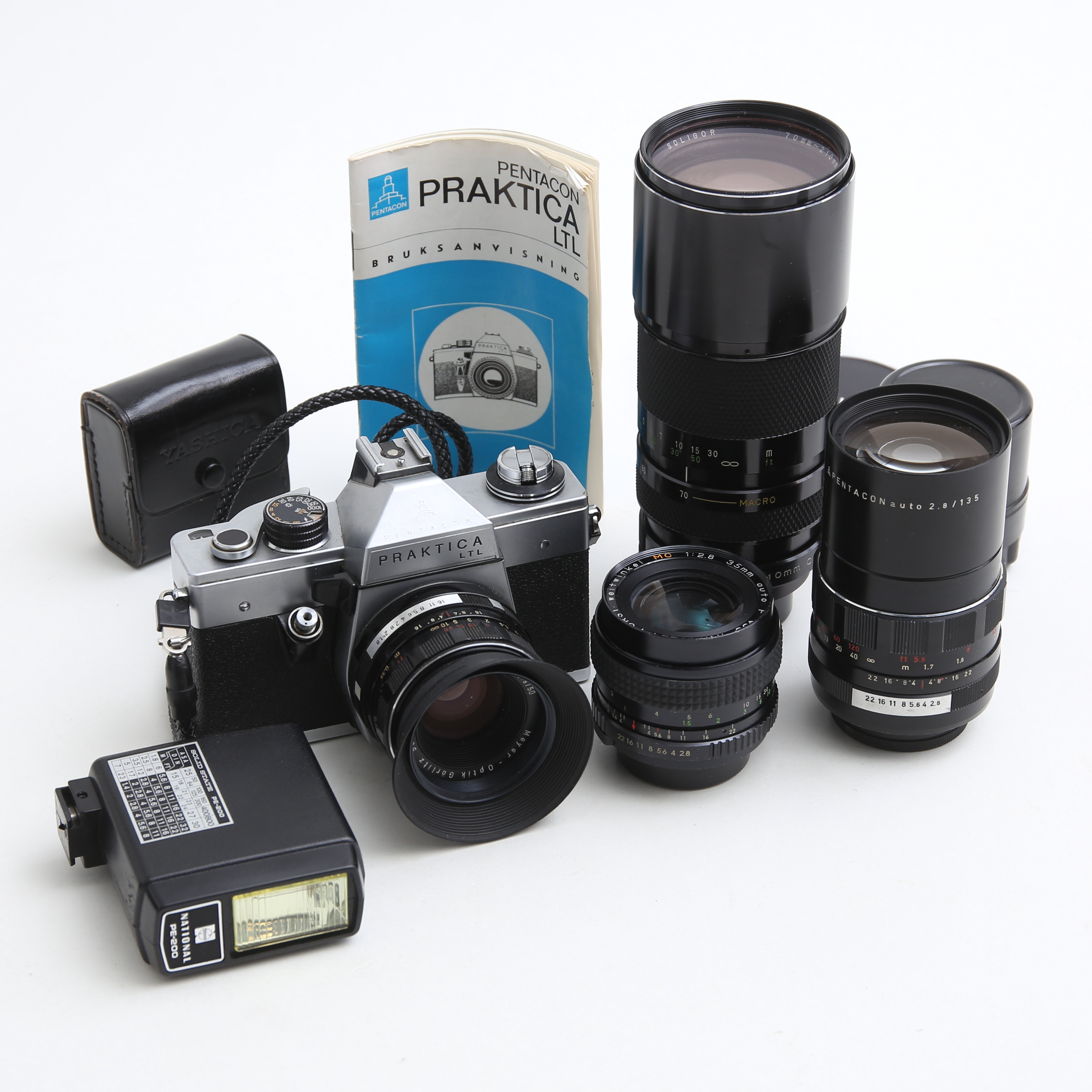 KAMERA Praktica LTL med objektiv samt tillbehör.