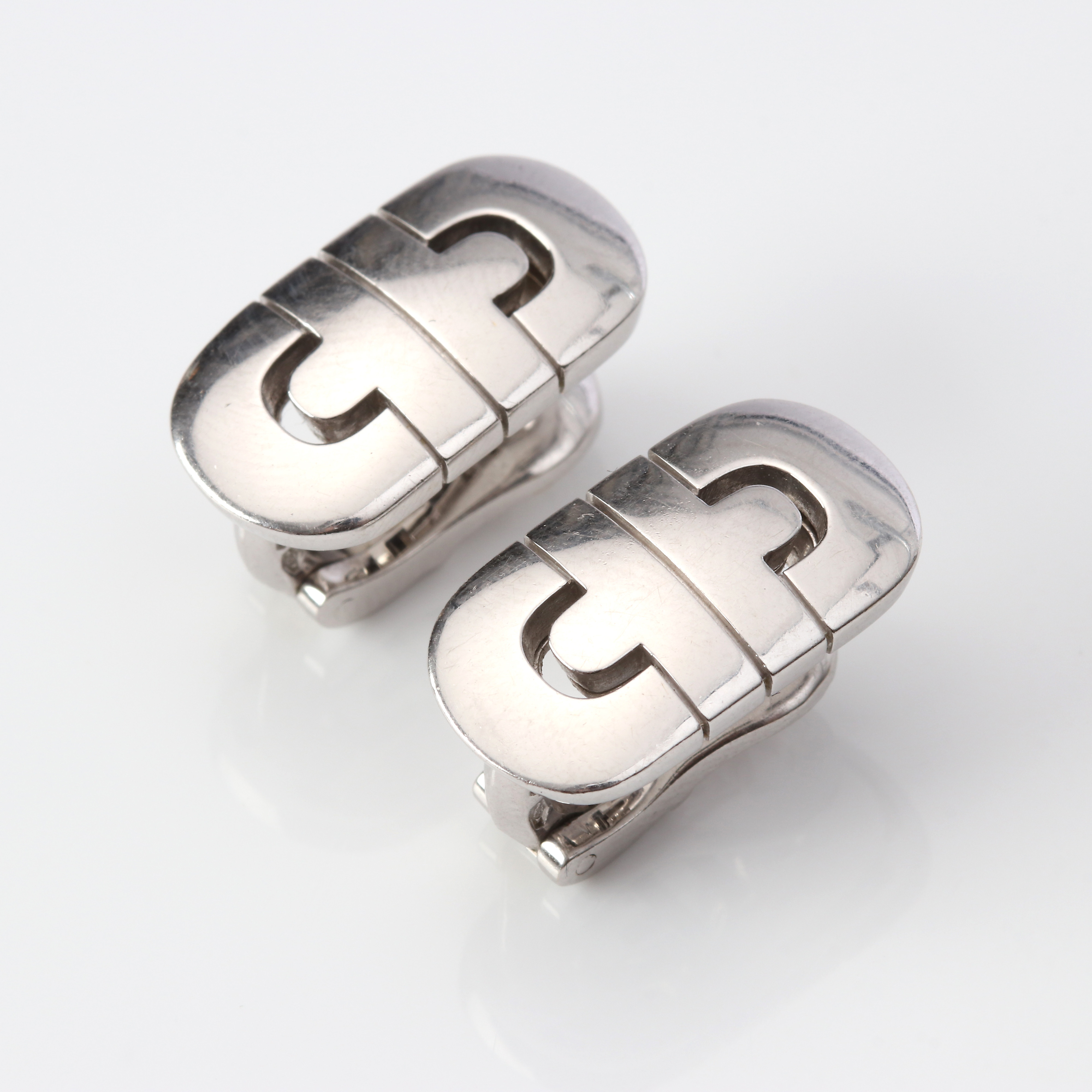 BULGARI, ÖRHÄNGEN "PARENTESI", ETT PAR. 18k vitguld, vikt ca 12,6 gram.