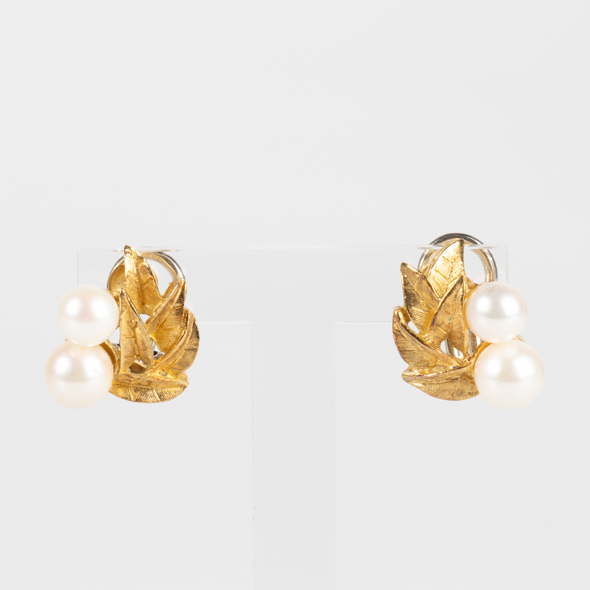 ÖRHÄNGEN, 18K guld med odlade pärlor.