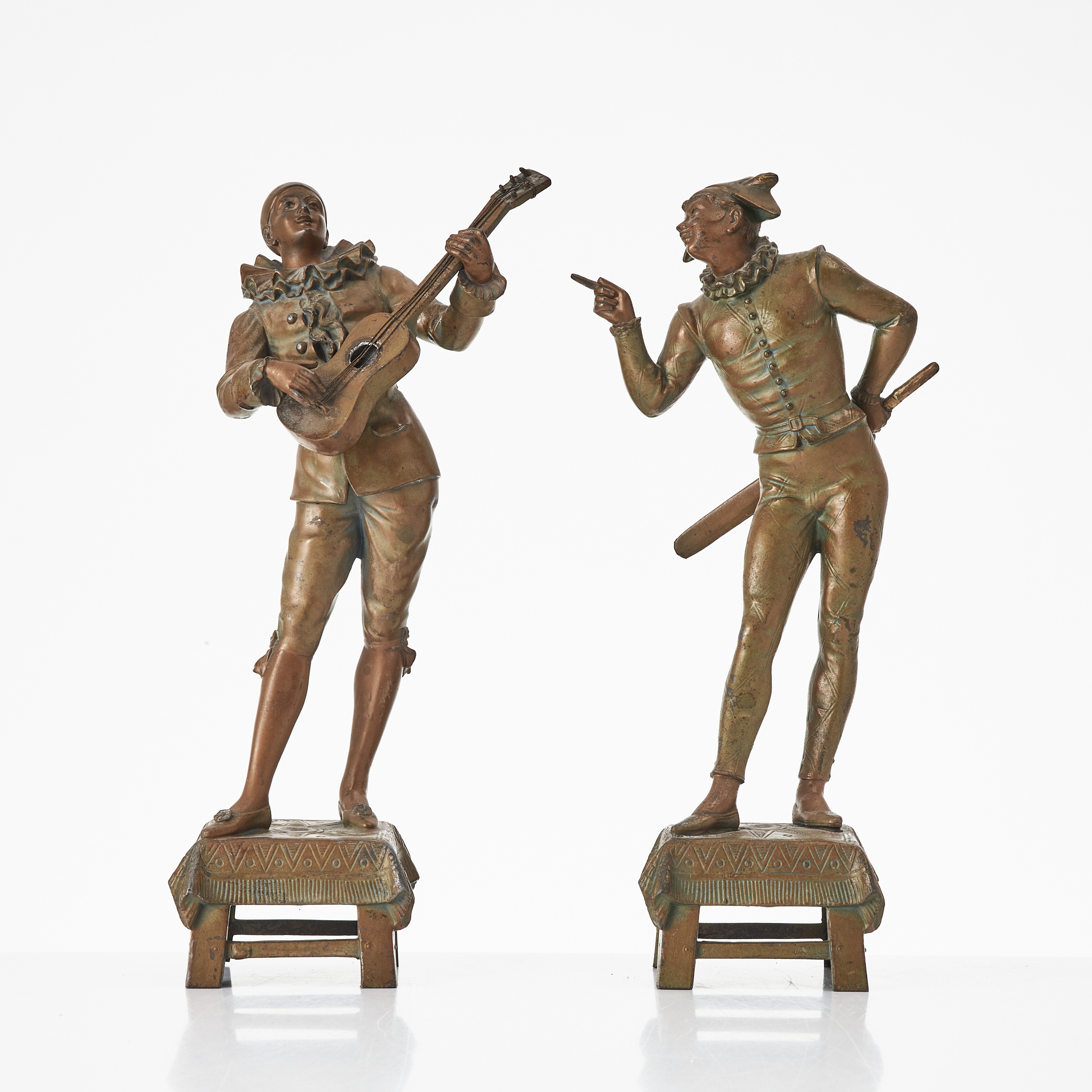 SKULPTURER, 1 par, 1800-talets, bronserad metall, märkta L Raphael, föreställande Commedia dell'arte-figurer.
