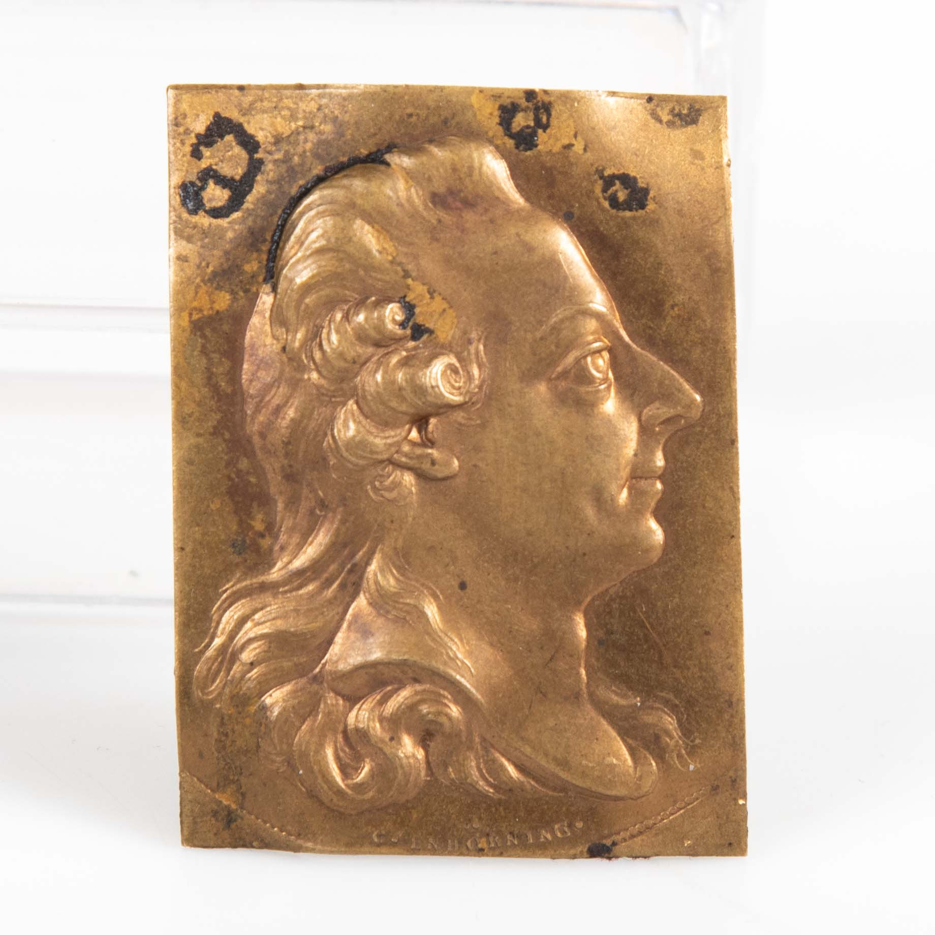 GUSTAV III - porträttbild i mässing av Carl Enhörning (1745-1821), signerad.